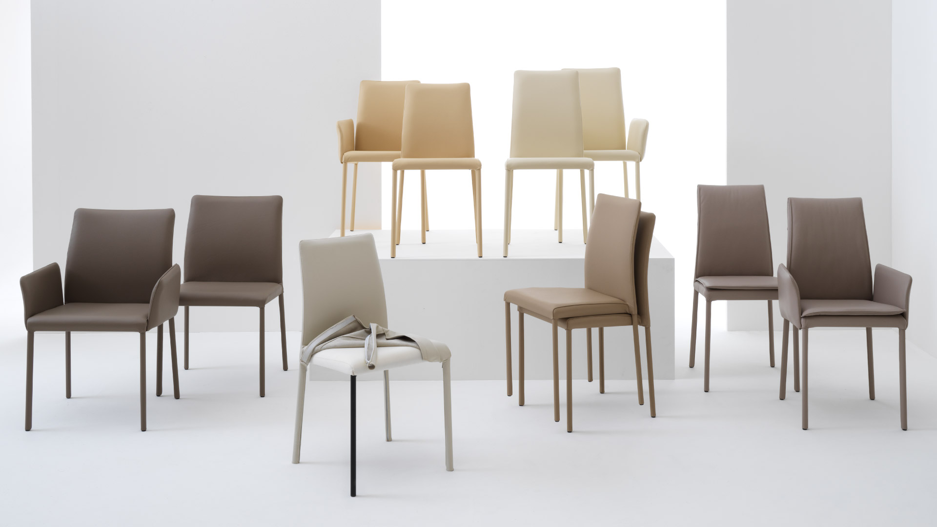 Sedia di design Agata Deluxe Arm Julia Italia, seduta Made in Italy con braccioli per ambienti residenziali e contract.