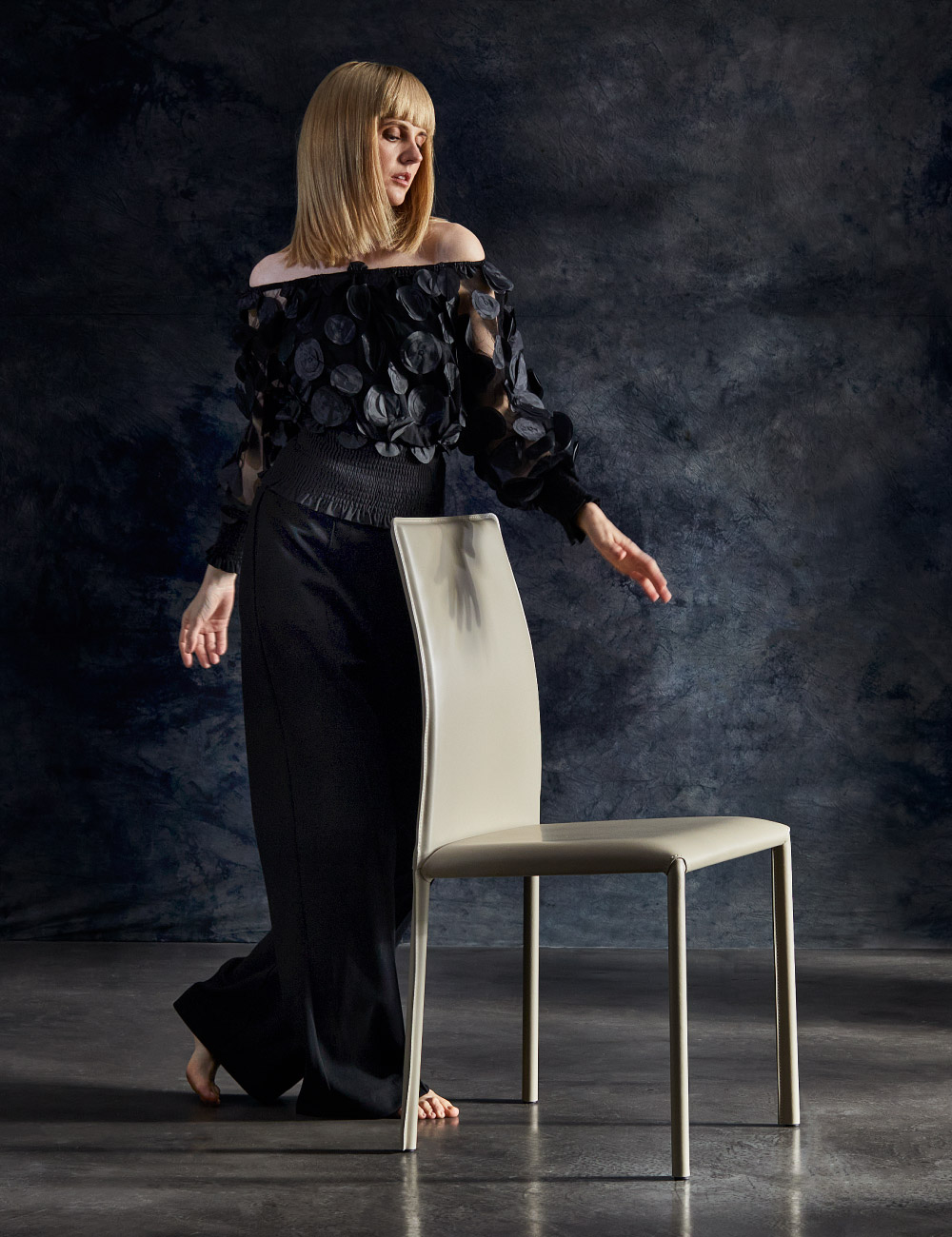 Sedia di design Agata Julia Italia in ambientazione lifestyle, seduta Made in Italy tra moda e interior design contemporaneo.