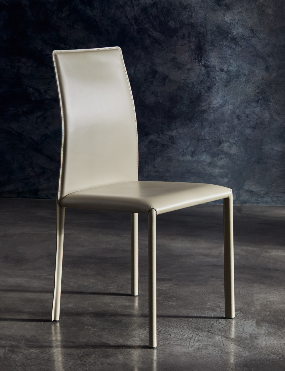 Sedia di design Agata Julia Italia in ambientazione lifestyle, seduta Made in Italy tra moda e interior design contemporaneo.