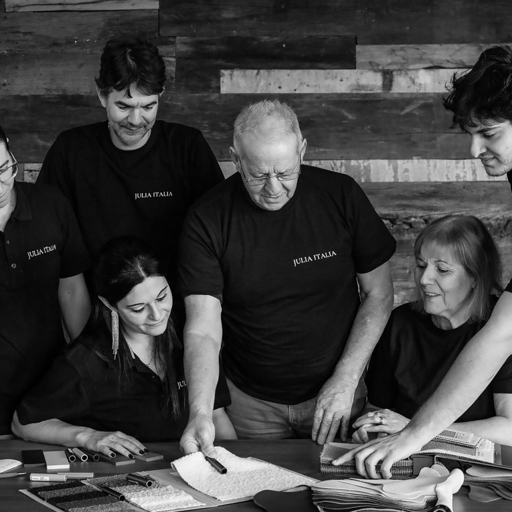 Designer Julia Italia Studio al lavoro: progettazione di sedie e arredi Made in Italy di qualità artigianale per mercato privato e contract.