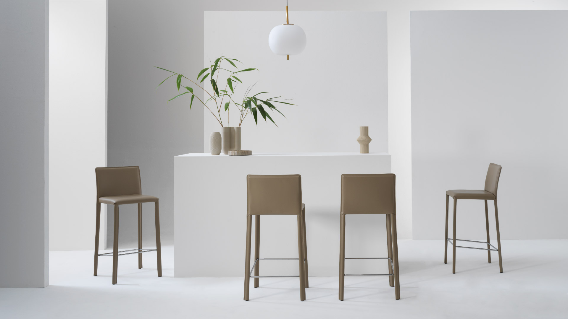 Sgabelli design Agata Julia Italia ambientati in cucina moderna con isola centrale