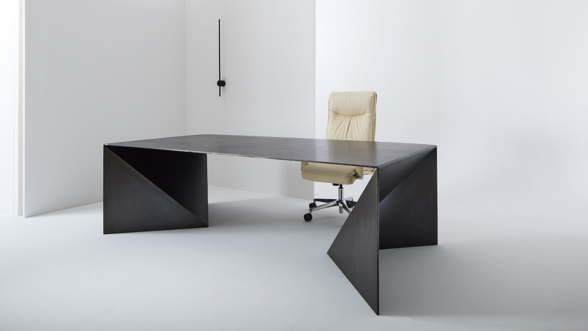 Poltrona ufficio di design Angel Julia Italia inserita in ambiente direzionale contemporaneo