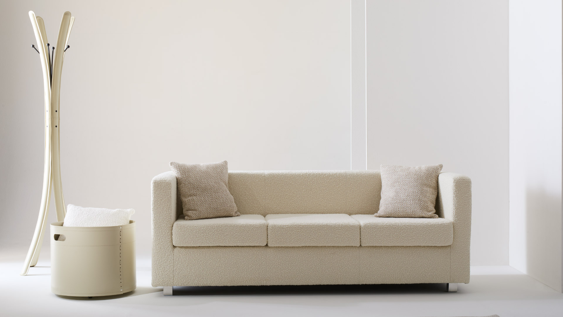 Appendiabiti di design Art Julia Italia inserito in ambiente living contemporaneo