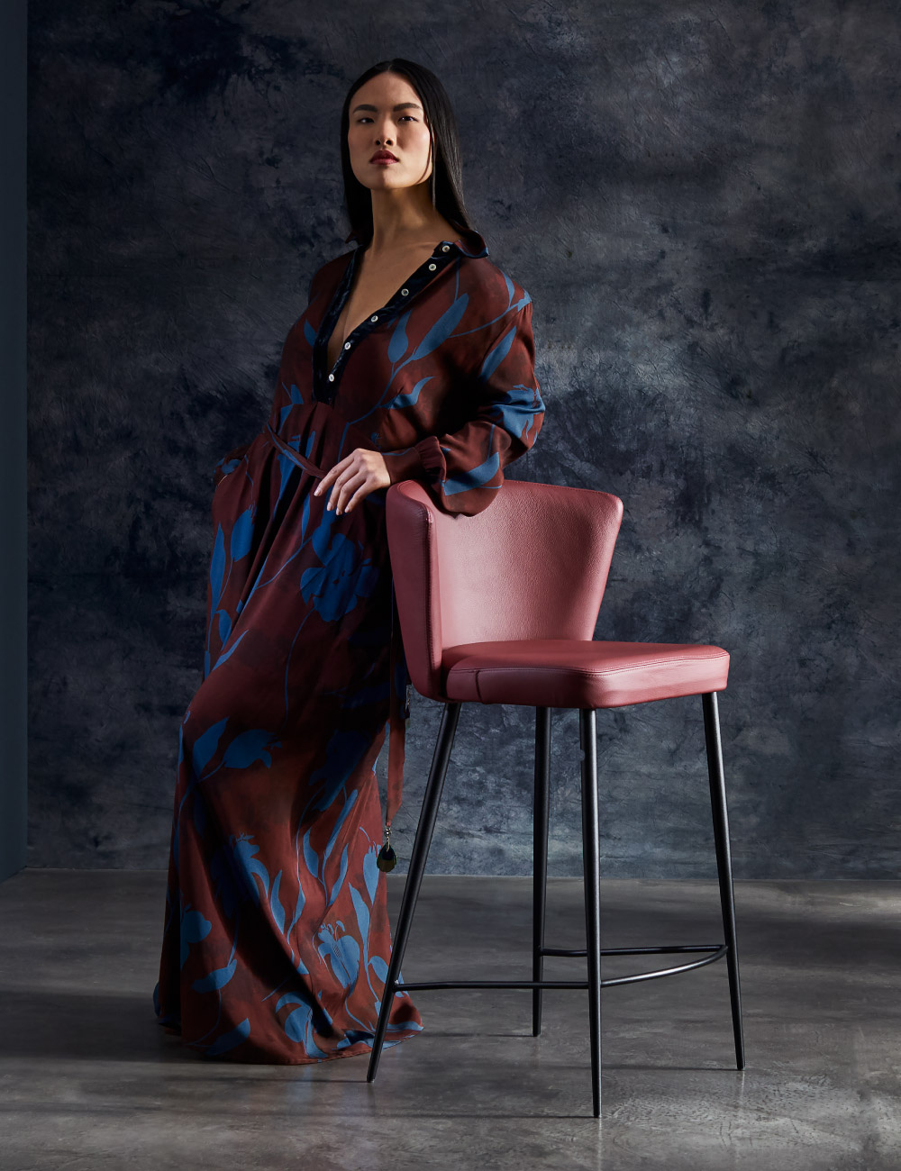 Sgabello Atena Julia Italia con seduta imbottita e struttura in metallo, ambientato in spazio