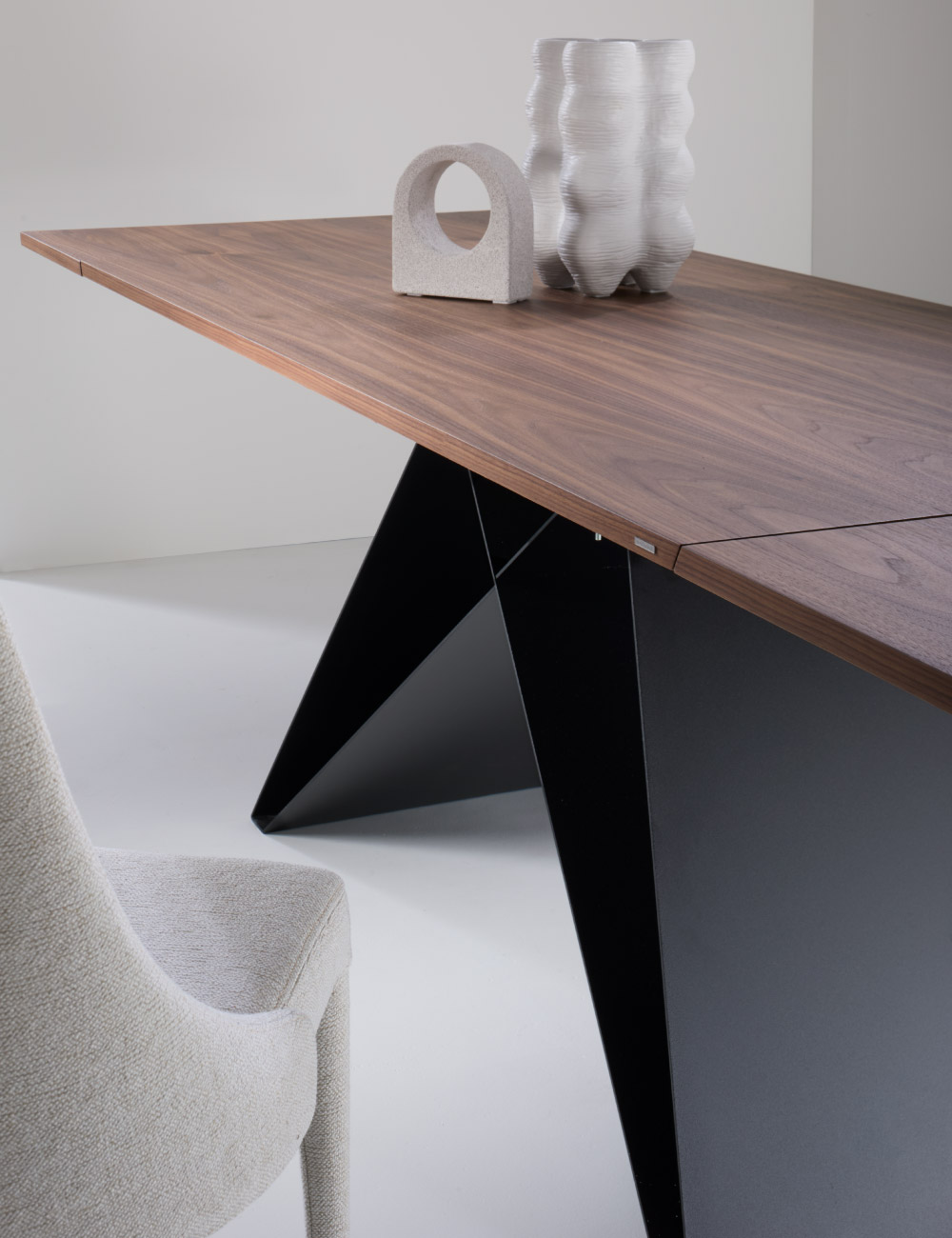 Dettaglio top in legno del tavolo di design allungabile Atlantis Julia Italia