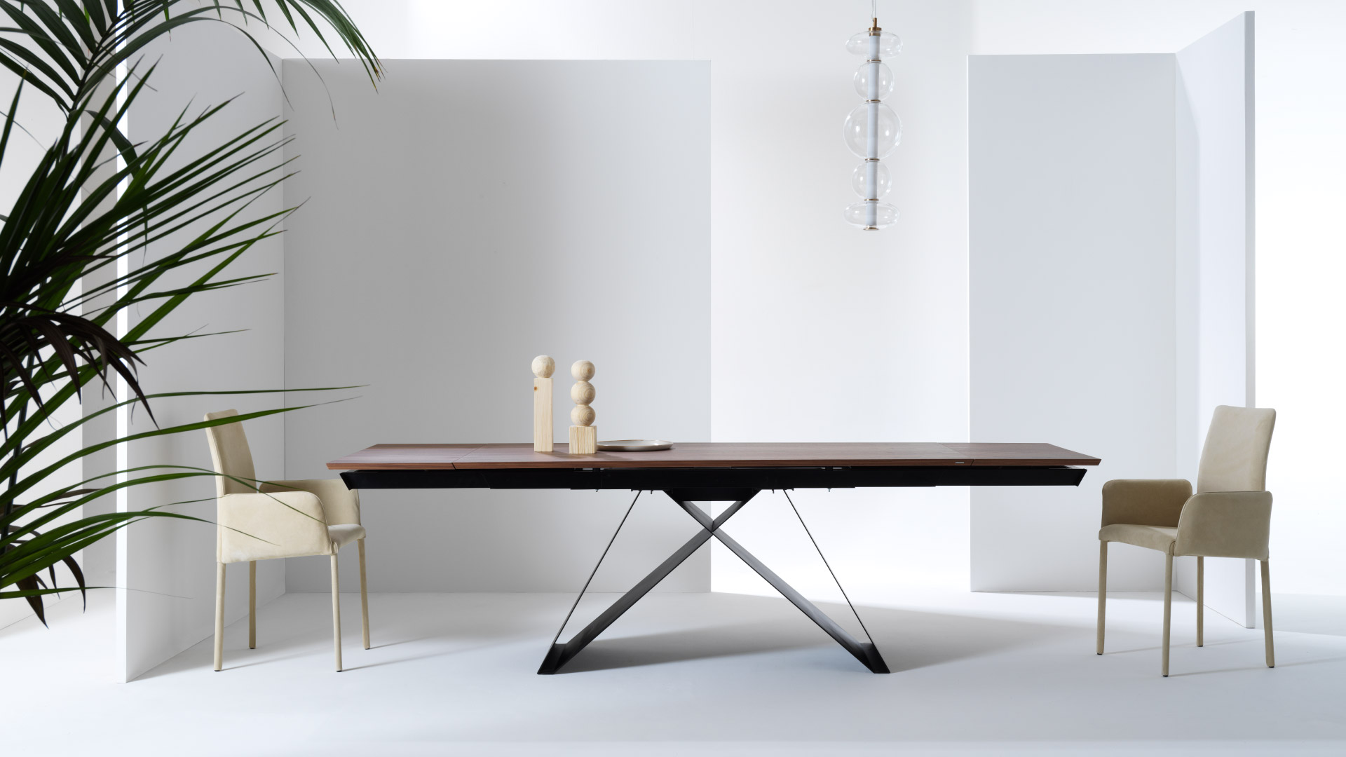 Tavolo di design allungabile Atlantis Julia Italia in ambiente contract contemporaneo con poltroncine abbinate