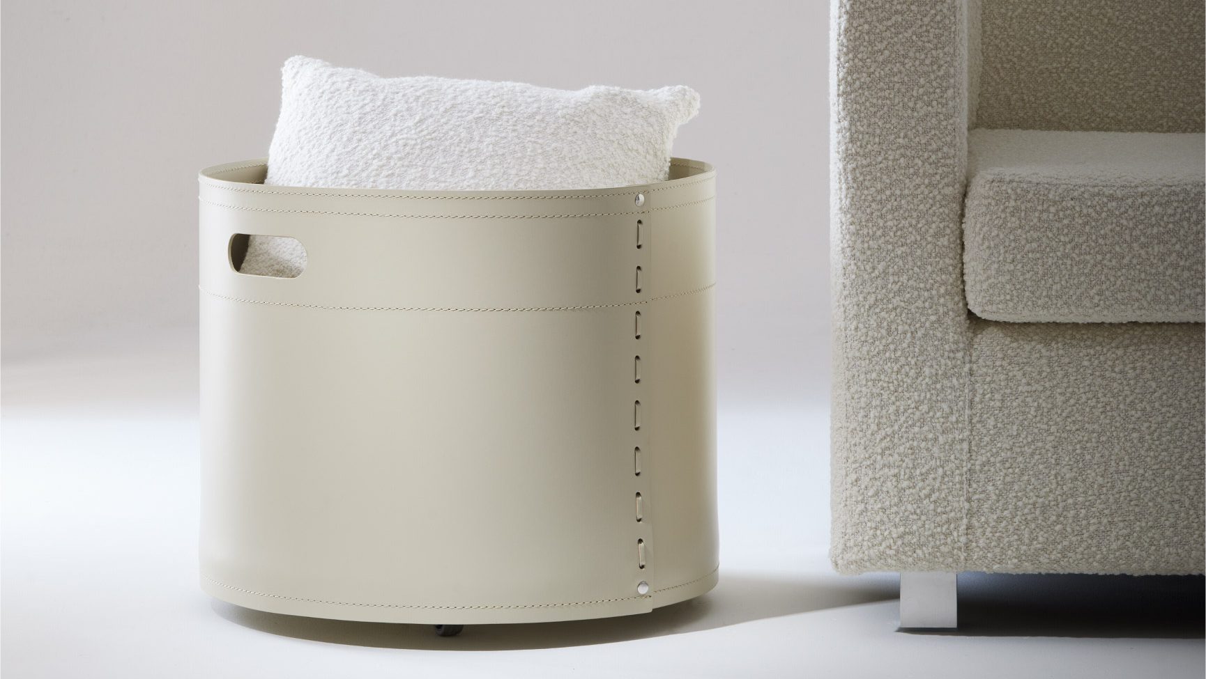 Cesto portaoggetti di design Basket Julia Italia inserita in ambiente living contemporaneo