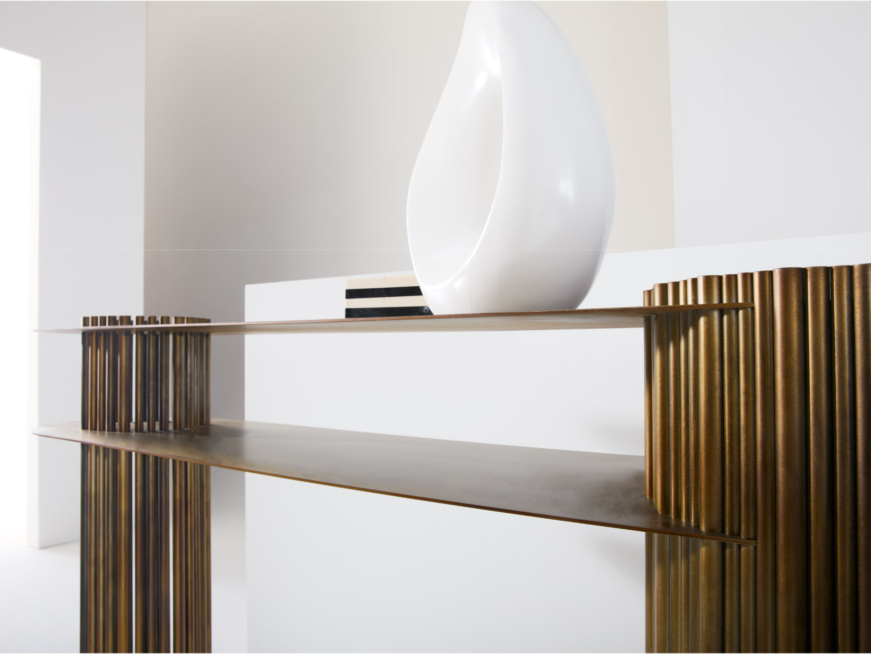 Dettaglio struttura scanalata in metallo della consolle di design Eterea Julia Italia