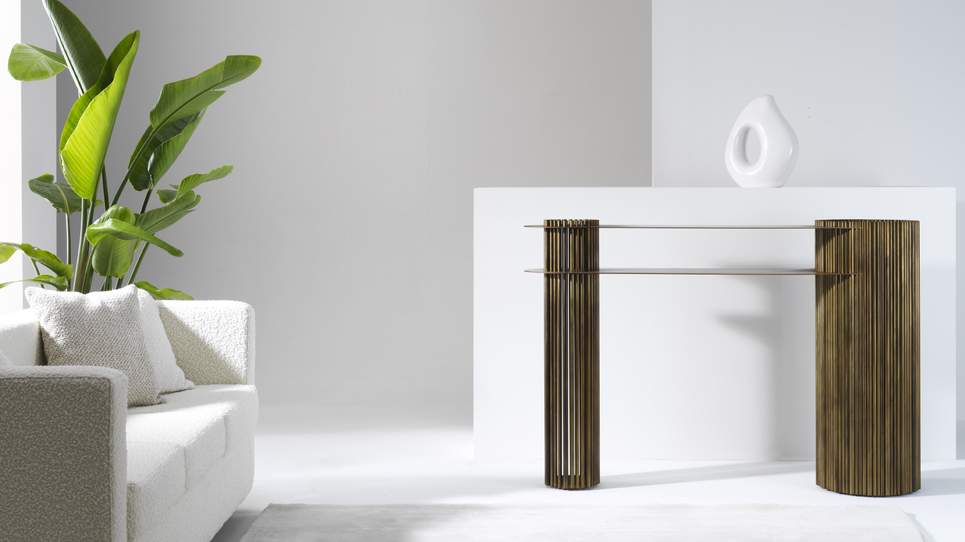Consolle di design Eterea Julia Italia inserita in ambiente living contemporaneo