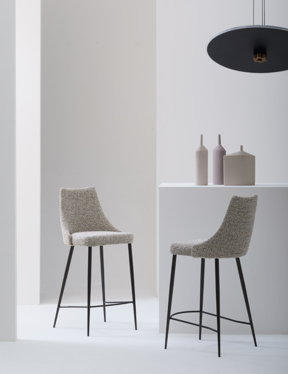 Sgabello di design Evelin Julia Italia con struttura in metallo e seduta imbottita, soluzione elegan