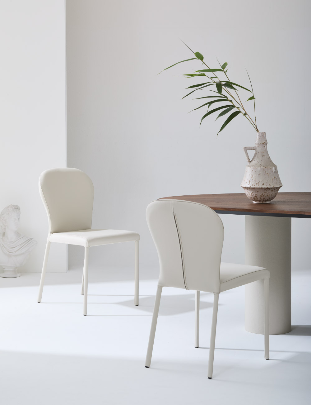 Sedie design in pelle Gaia Julia Italia attorno a tavolo, soluzione per ambienti dining