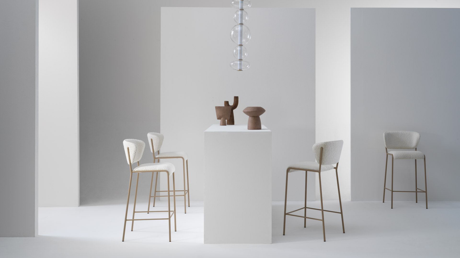 Sgabelli di design in pelle Giglio Stool Julia Italia ambientati accanto a bancone contemporaneo