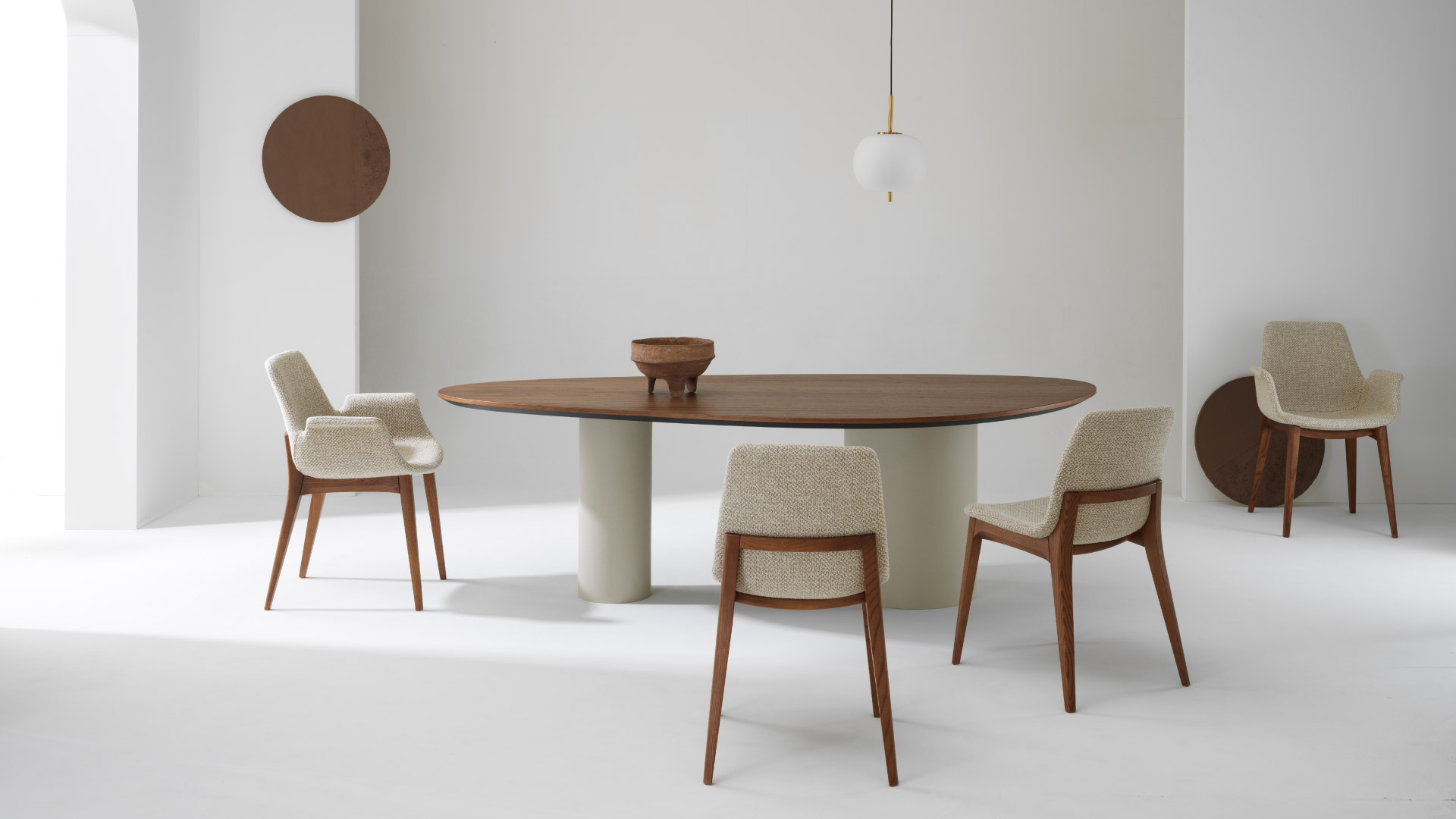 Collezione di sedie in pelle di design Jenia ambientate in sala da pranzo contemporanea – Julia Italia