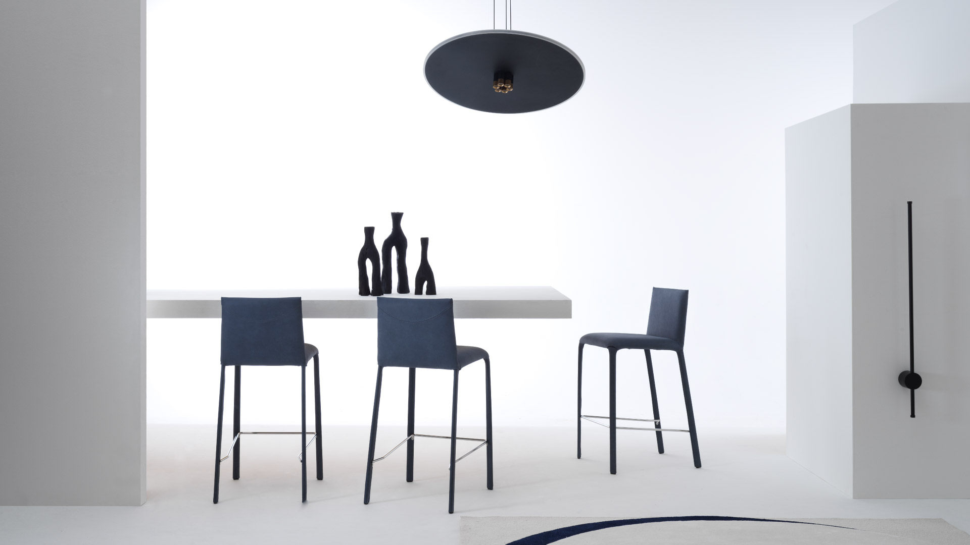 Sgabelli design Jenia Julia Italia inseriti in ambiente cucina contemporanea con tavolo di design