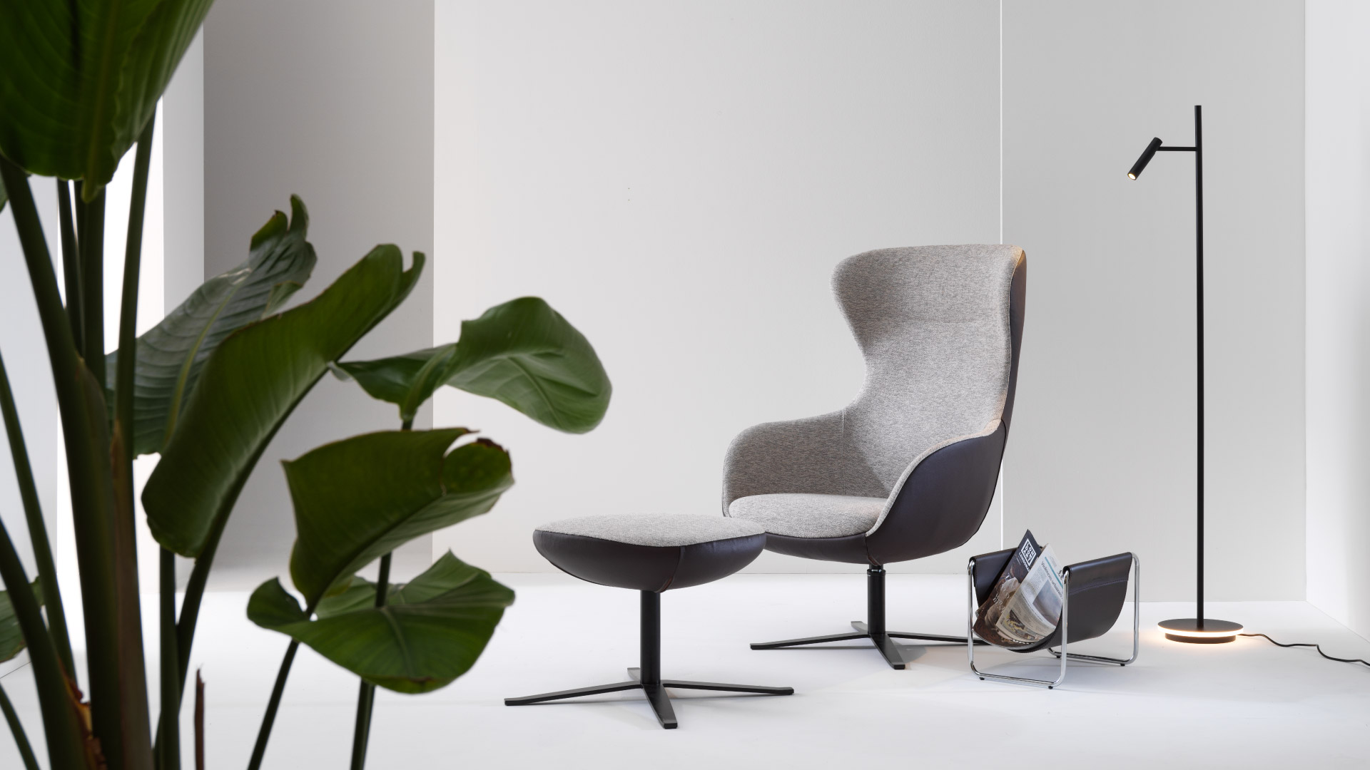 Poltrona di design Kay Julia Italia con poggiapiedi coordinato in ambiente lounge contemporaneo