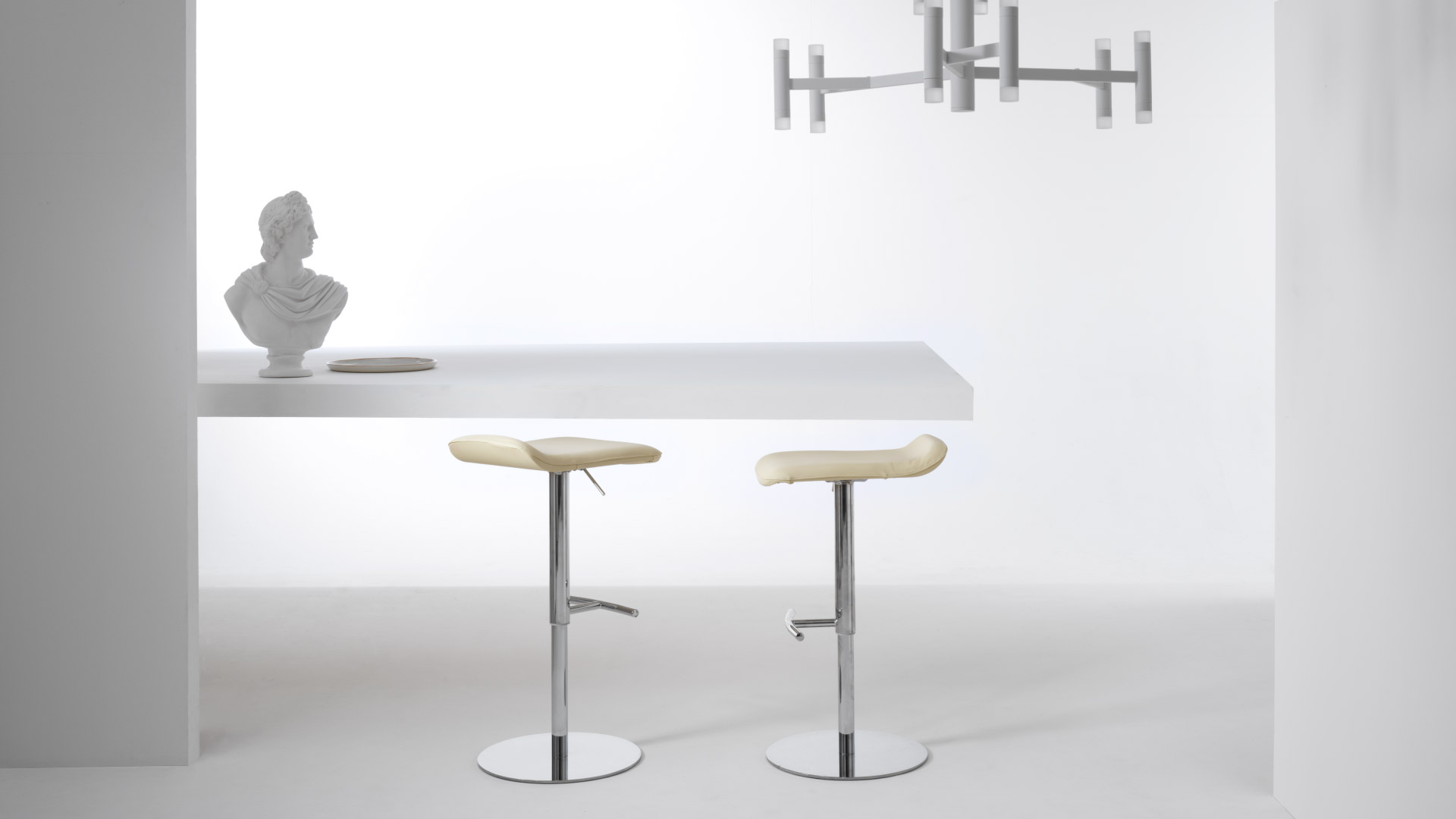 Sgabelli design Konga Julia Italia accostati a bancone cucina in ambiente contemporaneo