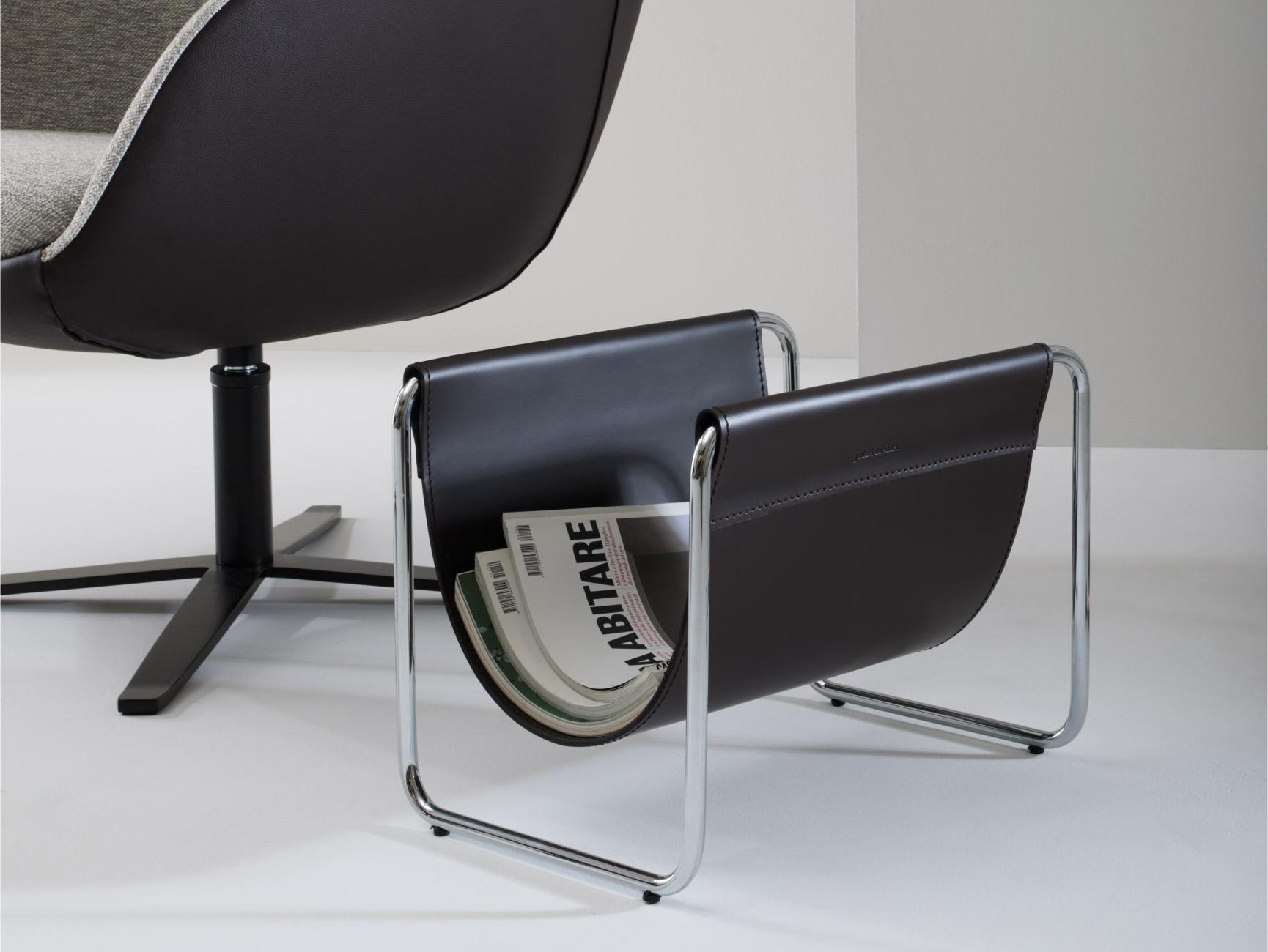 Portariviste di design Lissè Julia Italia in cuoio con struttura in metallo verniciato inserita in ambiente living contemporaneo