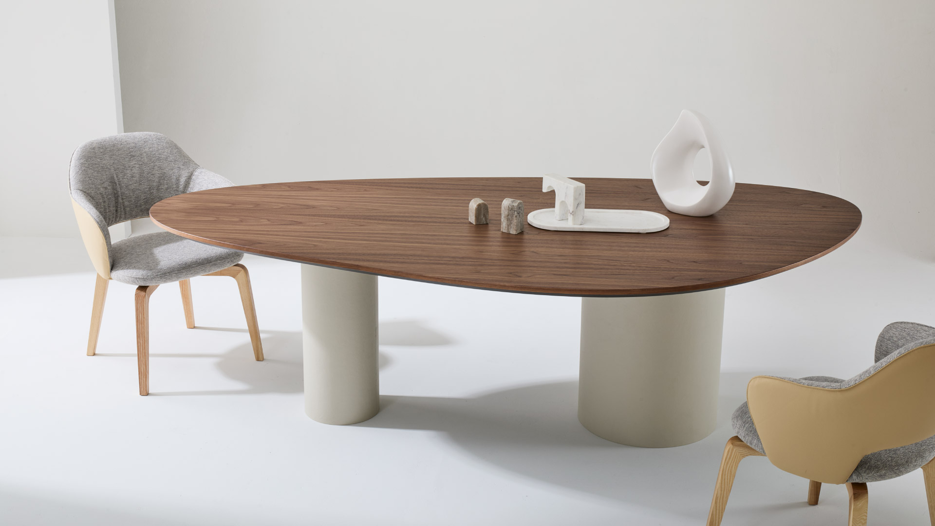 Tavolo Lithos Julia Italia con piano organico in legno in ambiente contemporaneo