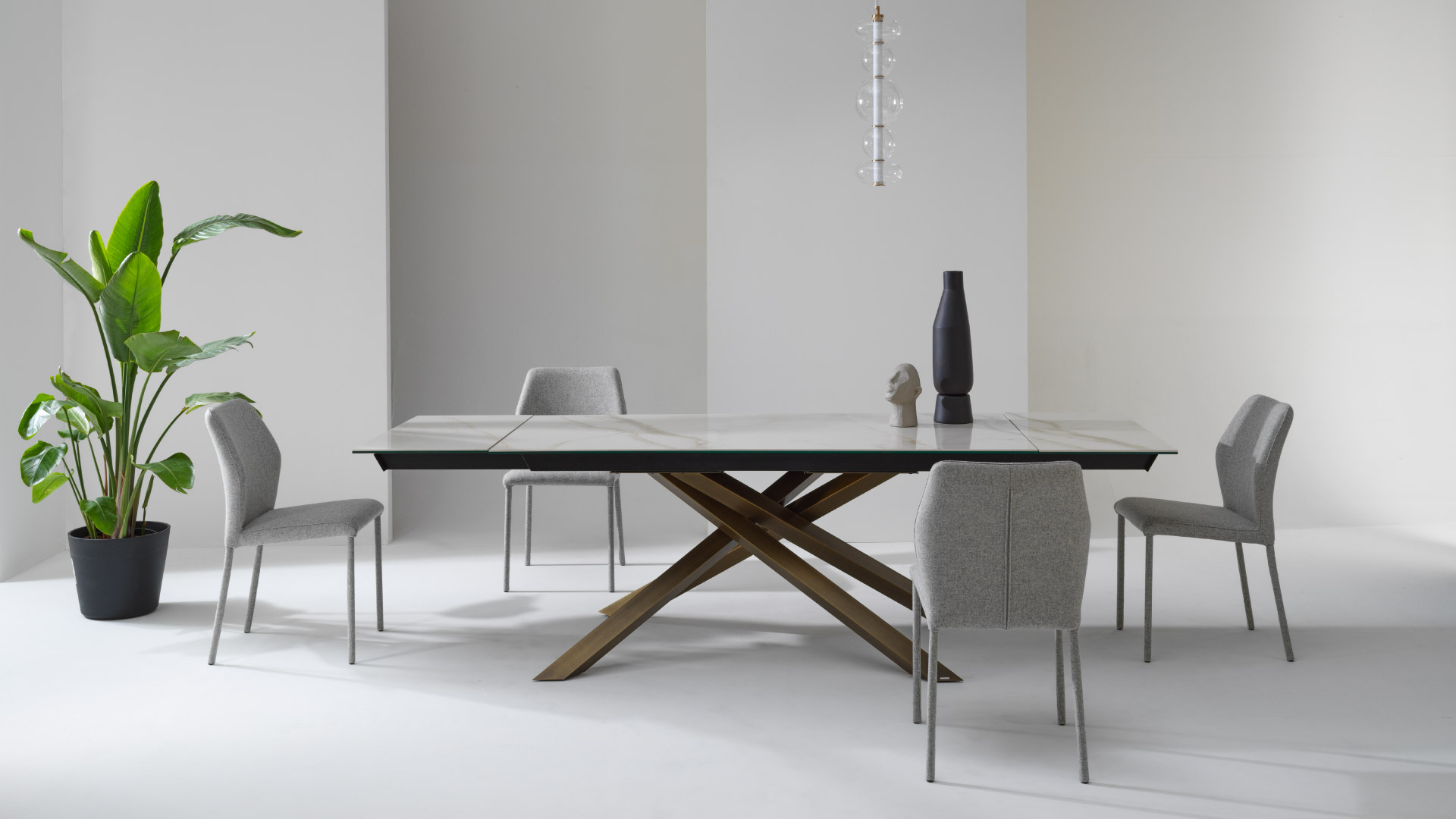 Sedie iconiche Mirò di design in ambiente dining moderno – personalizzate con diverse finiture in pelle o tessuti pregiati Julia Italia