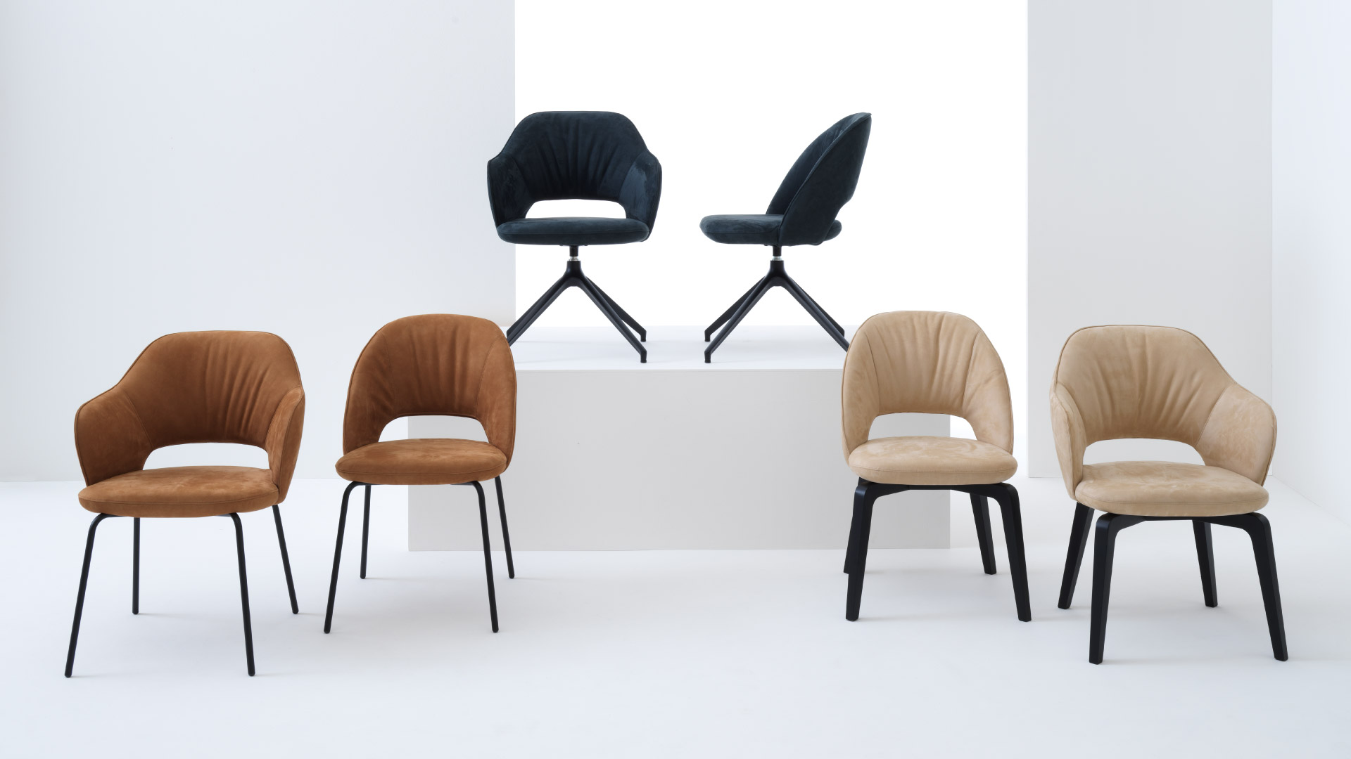 Noemi, sedia di design Julia Italia in diverse versioni con e senza braccioli, base in metallo e legno, rivestimenti in tessuto e pelle