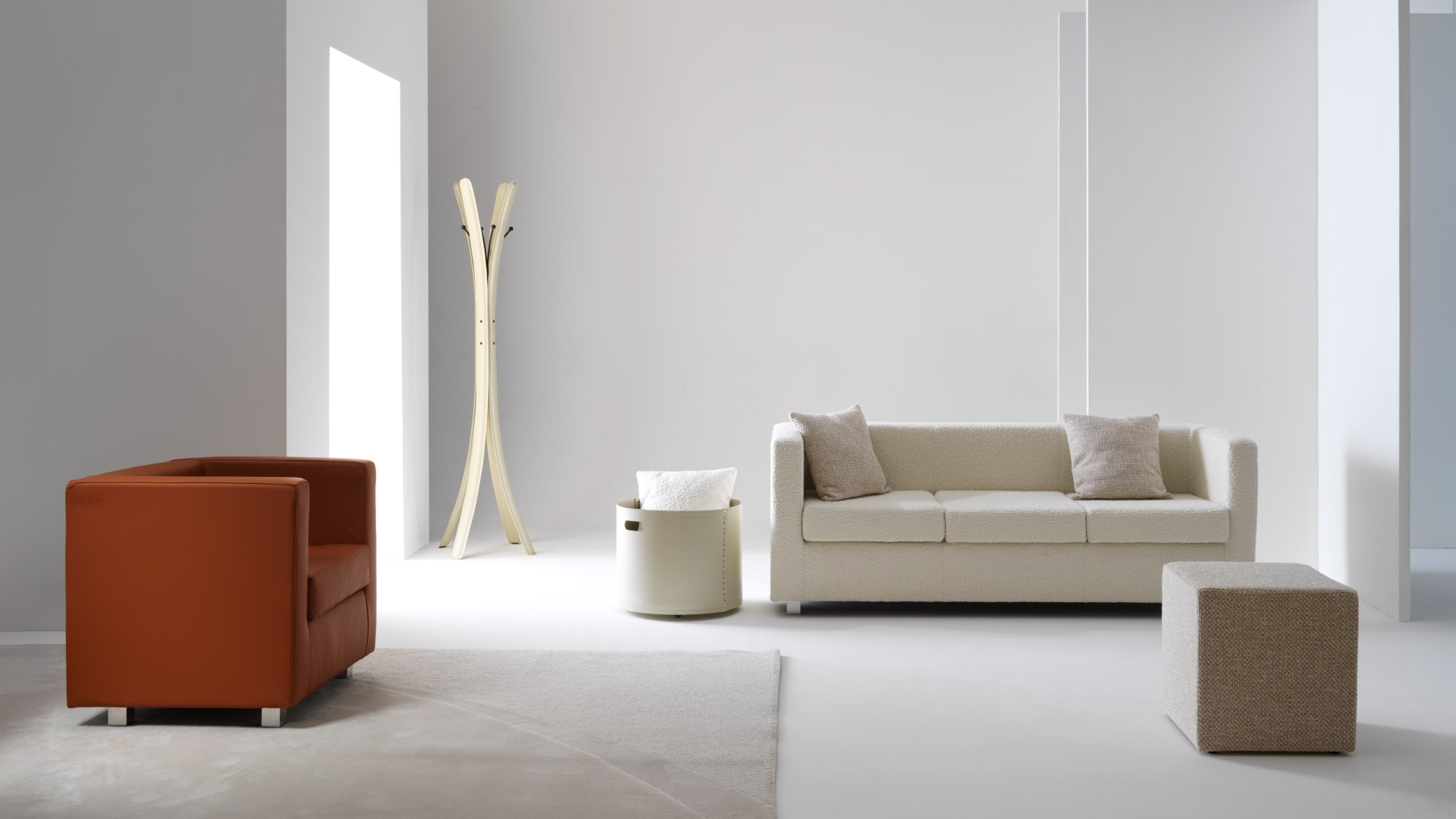 Divano tre posti di design Quadra Tre Julia Italia inserito in ambiente living contemporaneo