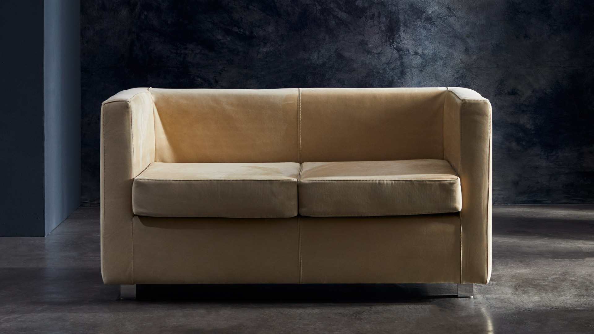 Divanetto di design due posti Quadra Due Julia Italia ambientato in living contemporaneo