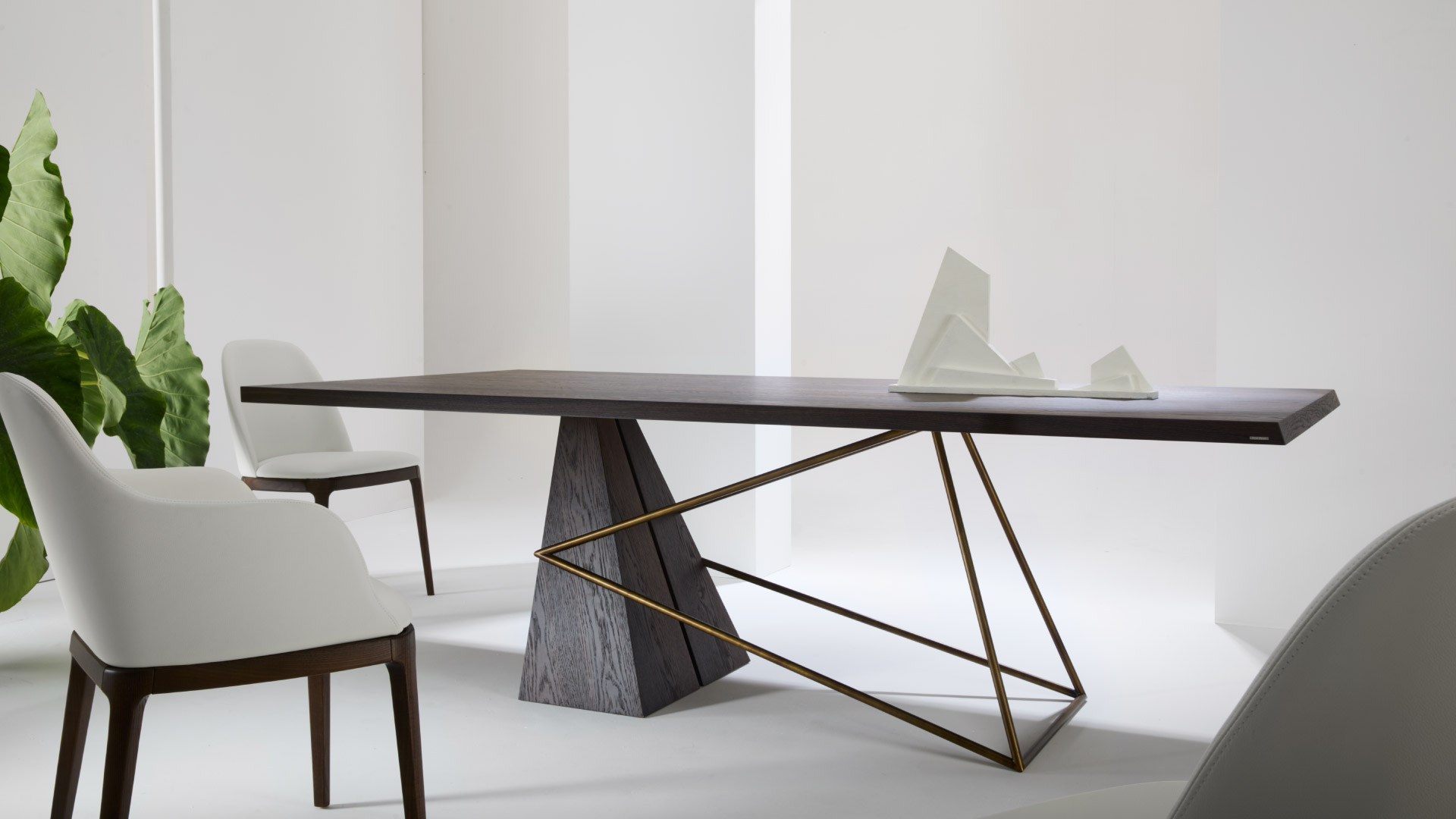 Tavolo di design Stasis in legno e metallo in ambiente moderno Julia Italia con sedute in pelle e legno