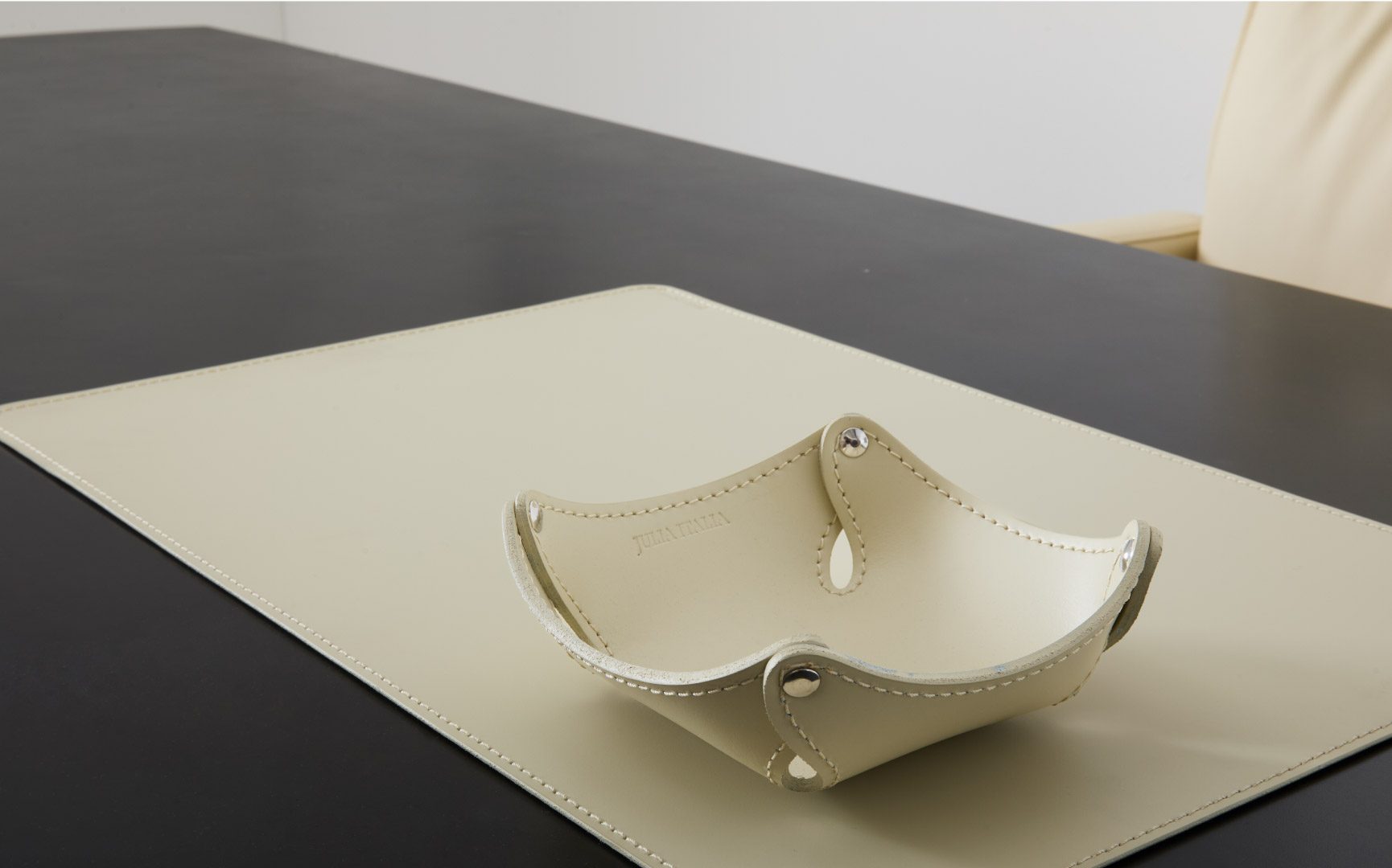 Tappetino da scrivania in cuoio Together Julia Italia inserito in ambiente ufficio di design