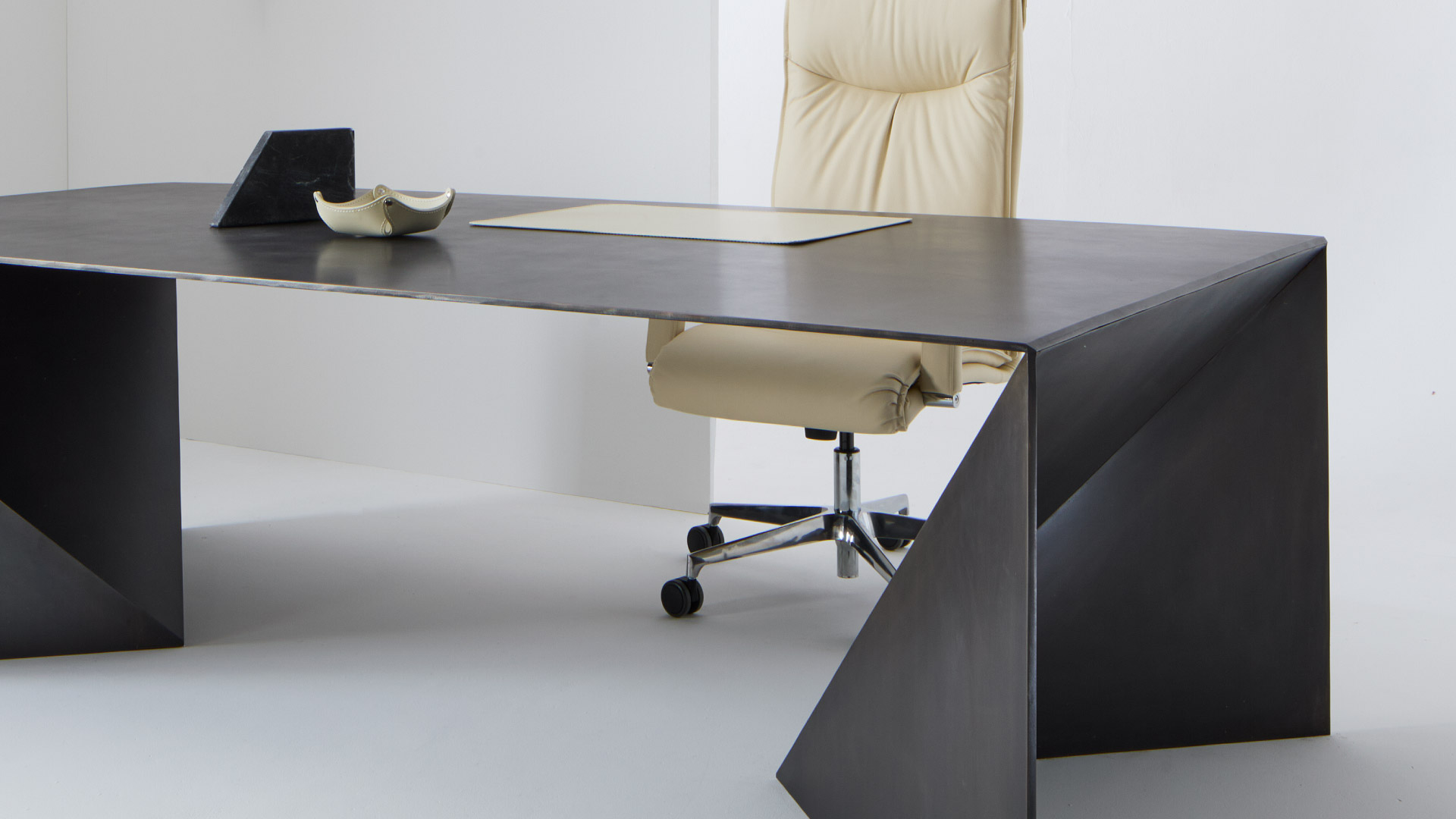 Tappetino da scrivania in cuoio Together Julia Italia inserito in ambiente ufficio di design