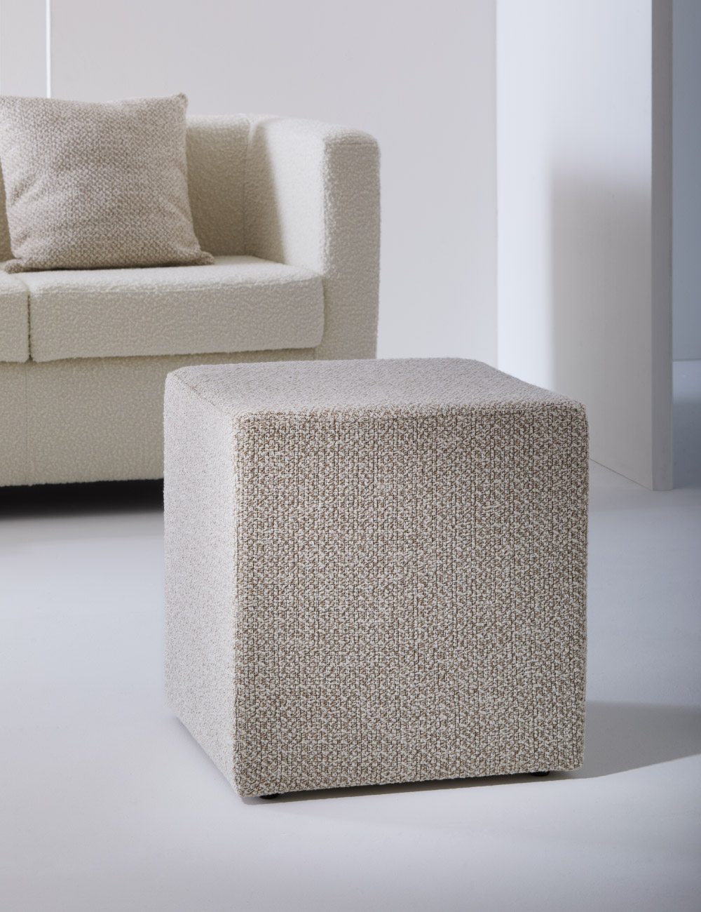Dettaglio rivestimento in tessuto e cuciture sartoriali del pouf Zoe Julia Italia