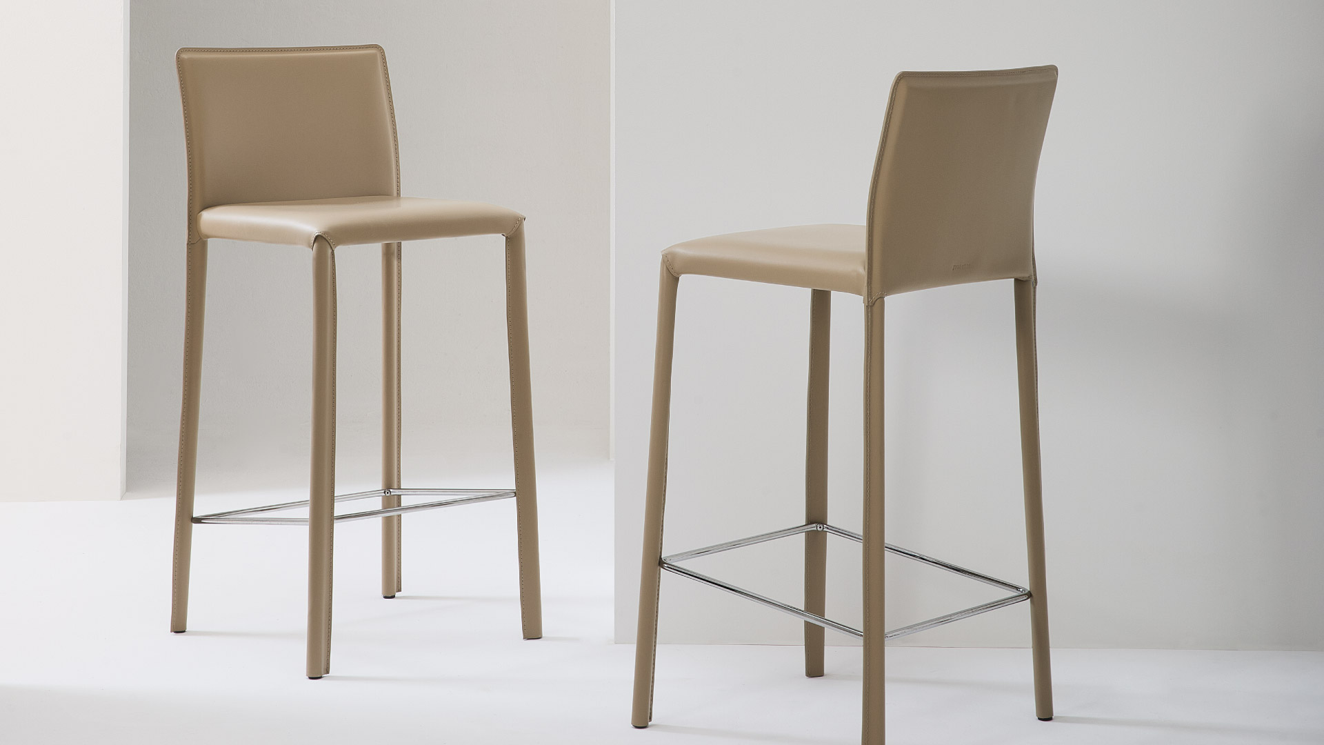 Sgabelli design Agata Julia Italia ambientati in cucina moderna con isola centrale