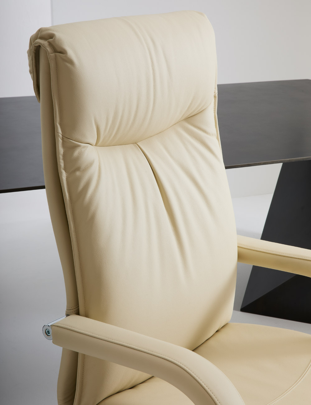 Dettaglio schienale ergonomico e imbottitura della poltrona ufficio di design Angel Julia Italia