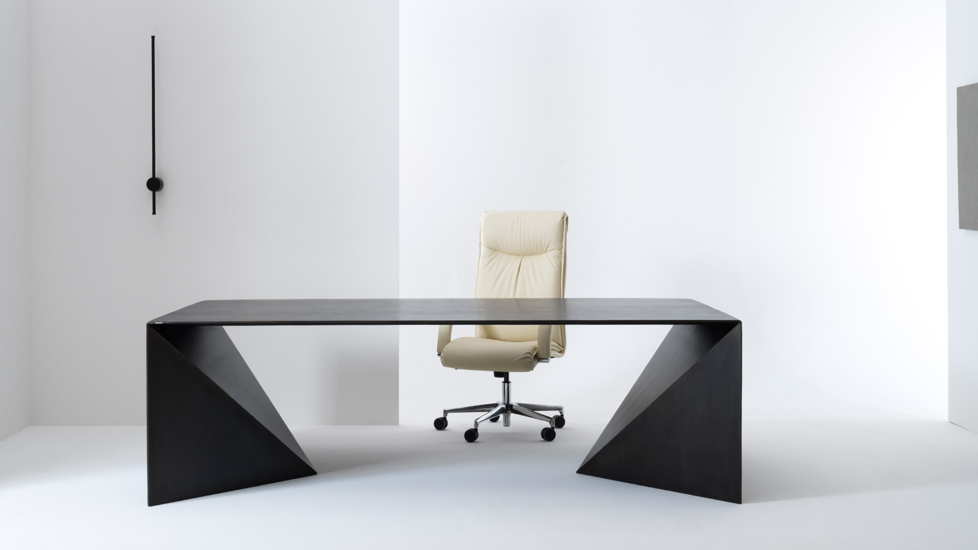 Poltrona ufficio di design Angel Julia Italia inserita in ambiente direzionale contemporaneo