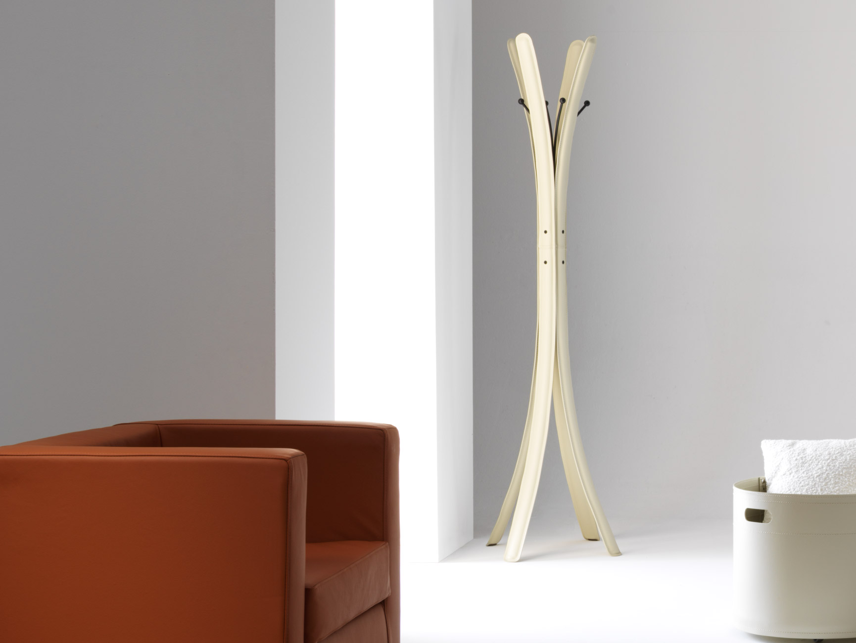 Appendiabiti di design Art Julia Italia inserito in ambiente living contemporaneo
