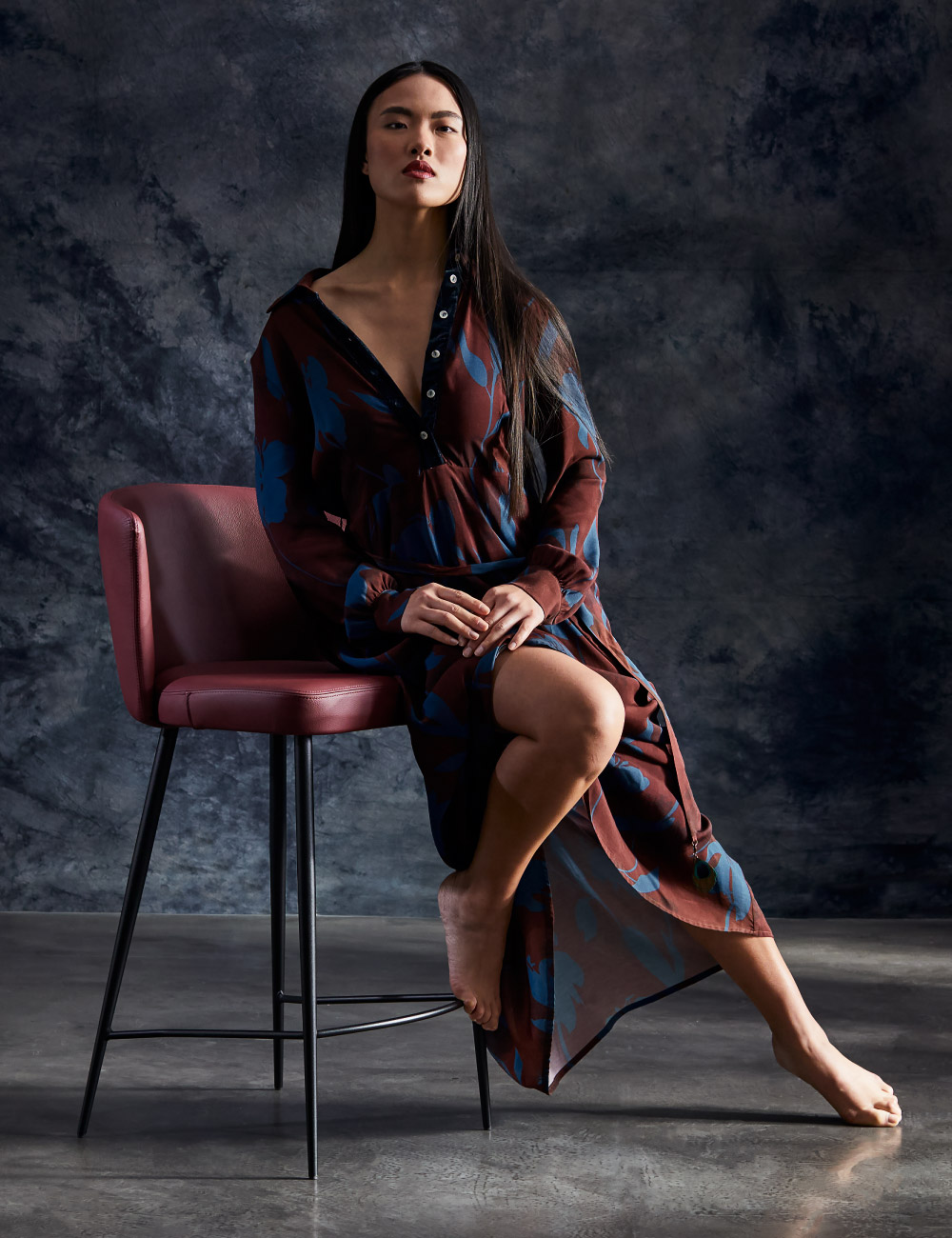 Sgabello Atena Julia Italia con seduta imbottita e struttura in metallo, ambientato in spazio