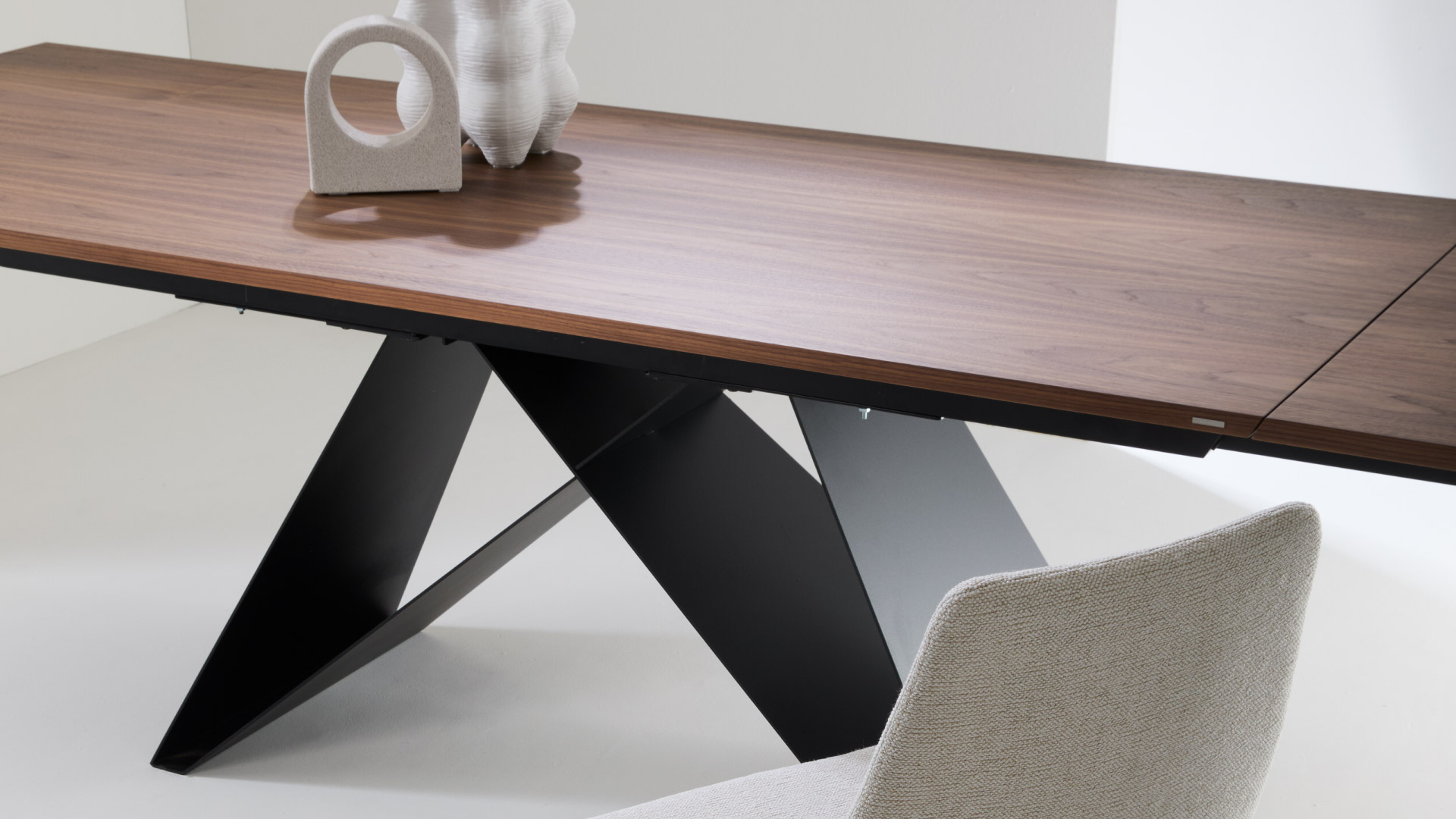 Tavolo di design allungabile Atlantis Julia Italia in ambiente contract contemporaneo con poltroncine abbinate