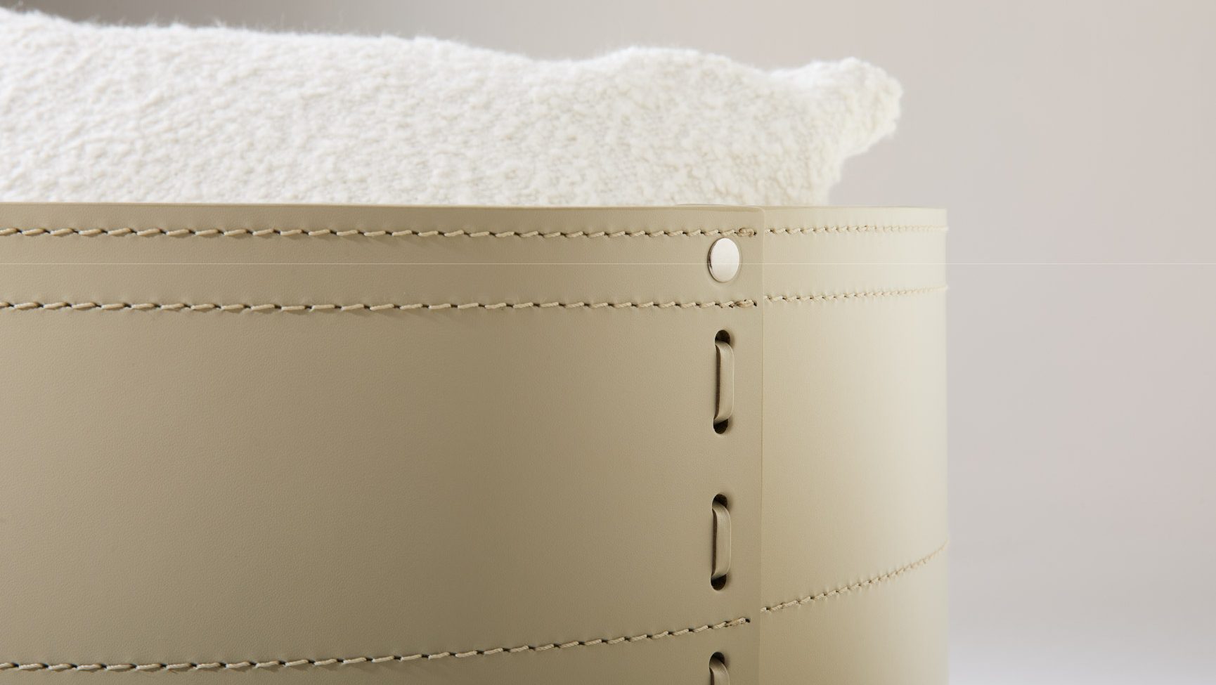 Cesto portaoggetti di design Basket Julia Italia inserita in ambiente living contemporaneo