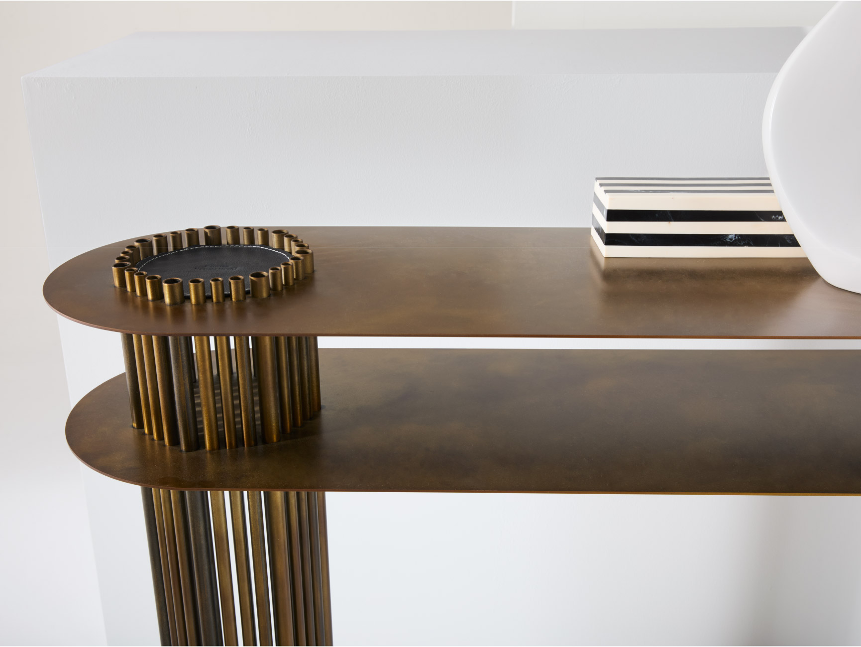 Dettaglio piano a doppio livello della consolle di design Eterea Julia Italia