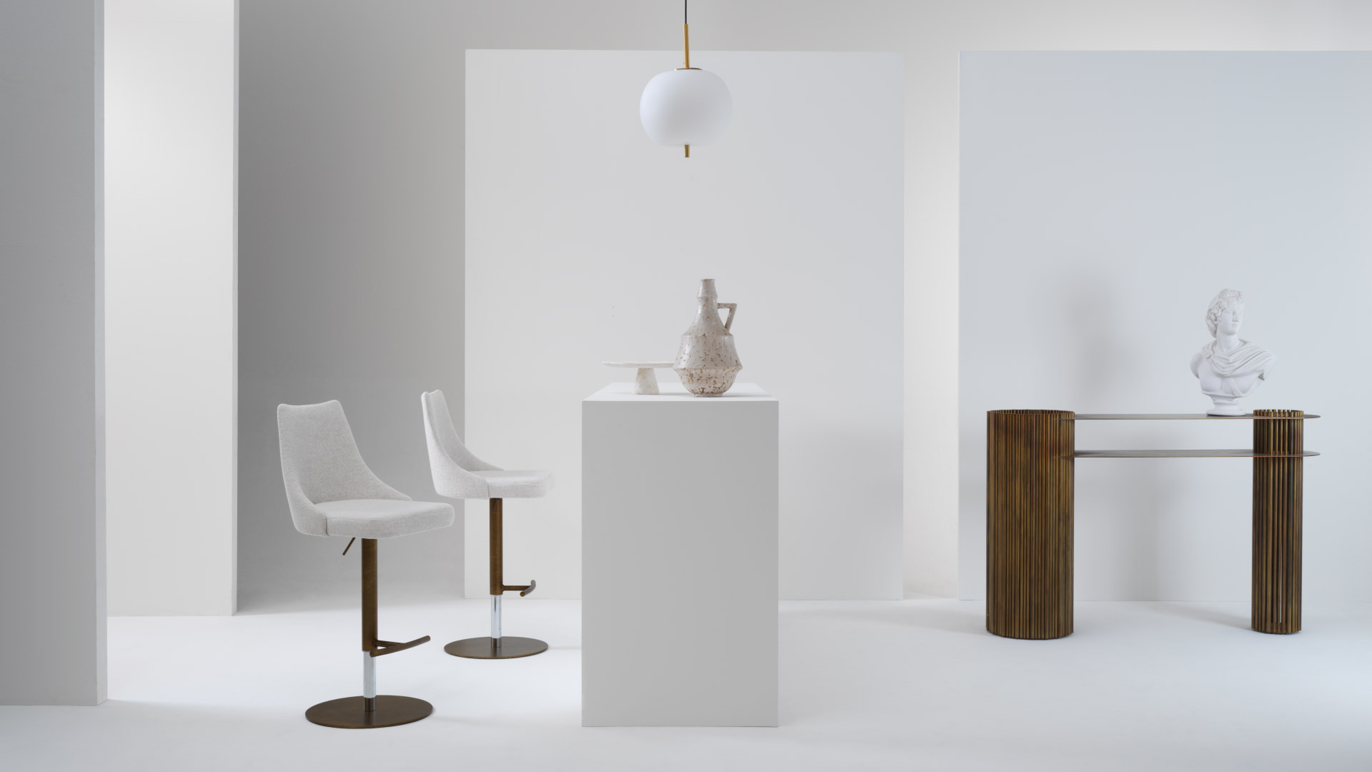 Sgabelli design Evelin Julia Italia ambientati accanto a isola cucina, sedute eleganti per ambie