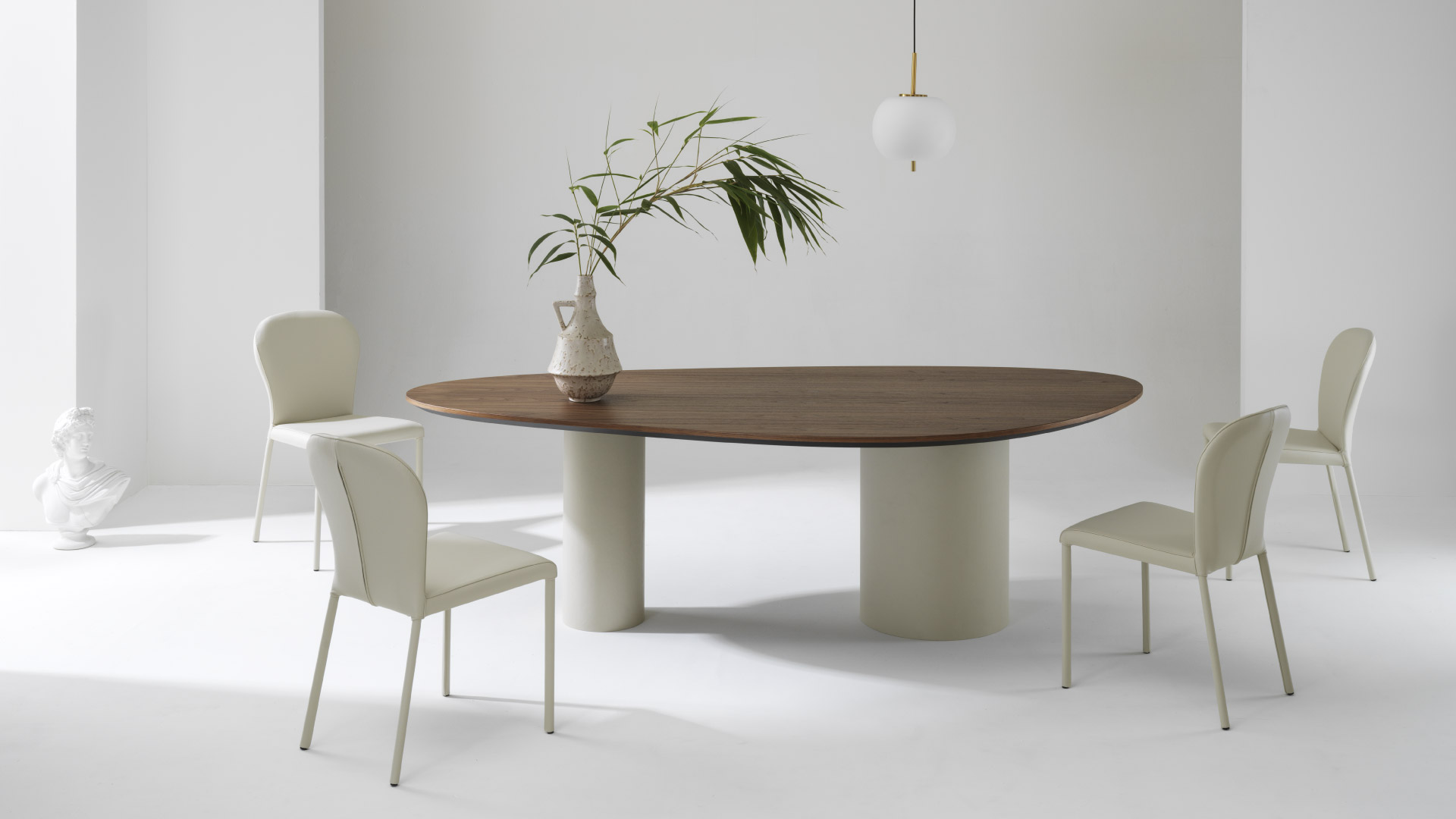 Sedie in pelle di design Gaia Julia Italia attorno a tavolo, soluzione per ambienti dining residenziali e contract