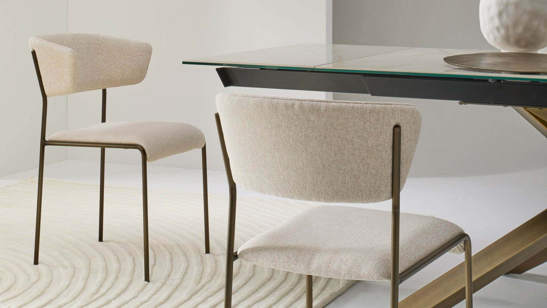 Collezione di sedie in pelle di design Giglio inserite in ambiente sala da pranzo con tavolo di design Julia Italia