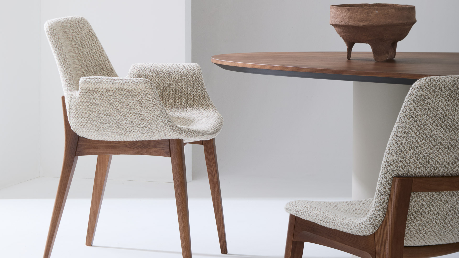 Collezione di sedie in pelle di design Jenia ambientate in sala da pranzo contemporanea – Julia Italia