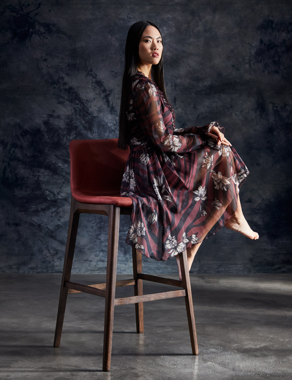 Sgabello in legno di desing Isabel Stool Julia Italia inserito in ambiente contemporaneo elegante