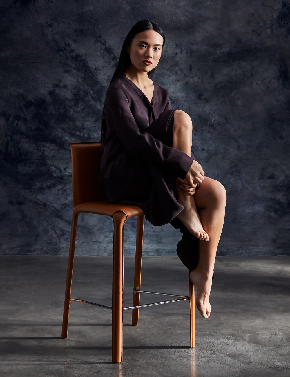 Sgabello di design in pelle Jenia Stool Julia Italia in contesto lifestyle, seduta alta elegante per ambienti contract e residenziali