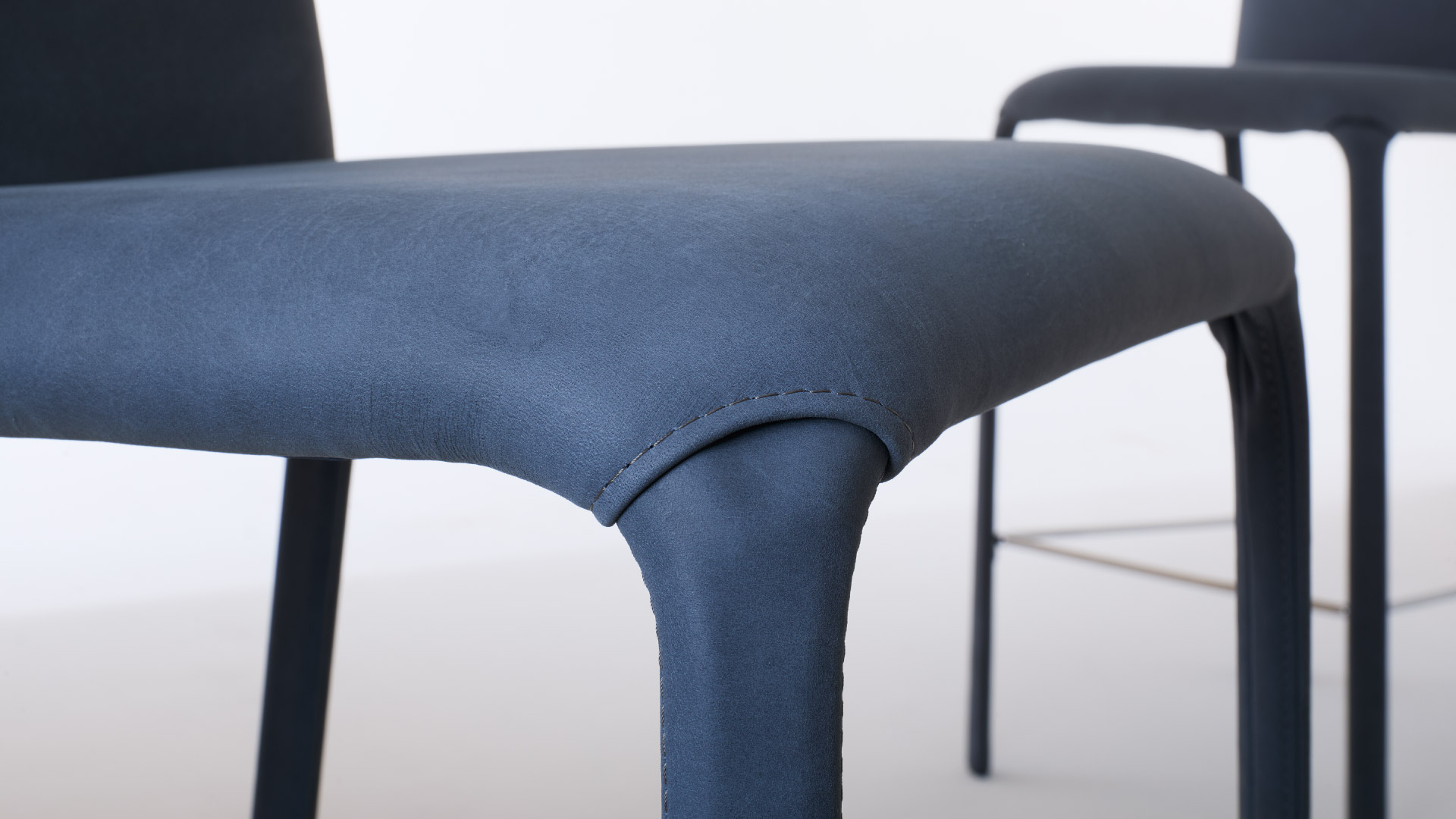 Sgabelli design Jenia Julia Italia inseriti in ambiente cucina contemporanea con tavolo di design