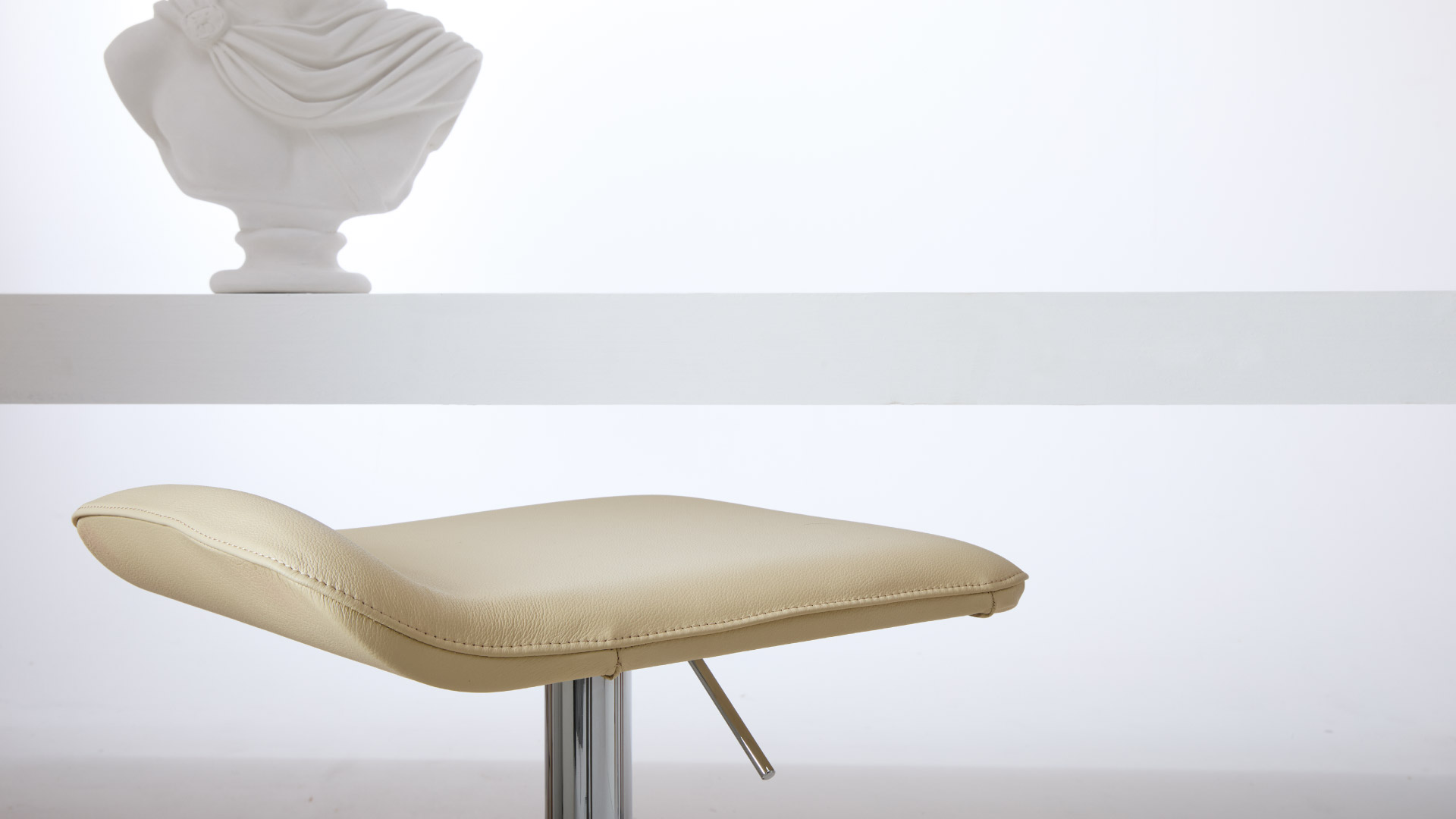 Sgabelli design Konga Julia Italia accostati a bancone cucina in ambiente contemporaneo