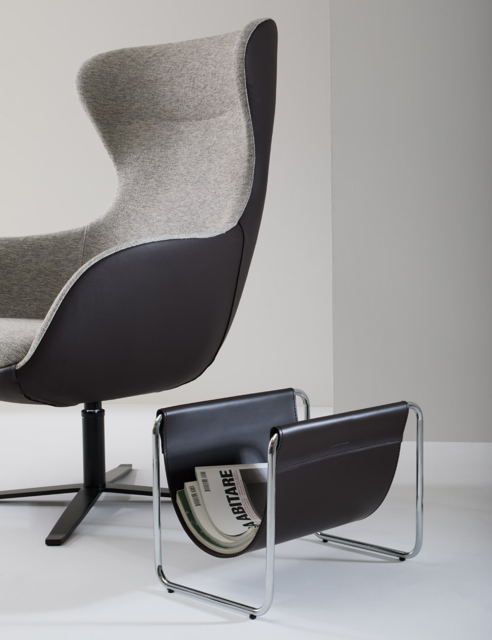 Poltrona di design Kay Julia Italia con poggiapiedi coordinato in ambiente lounge contemporaneo