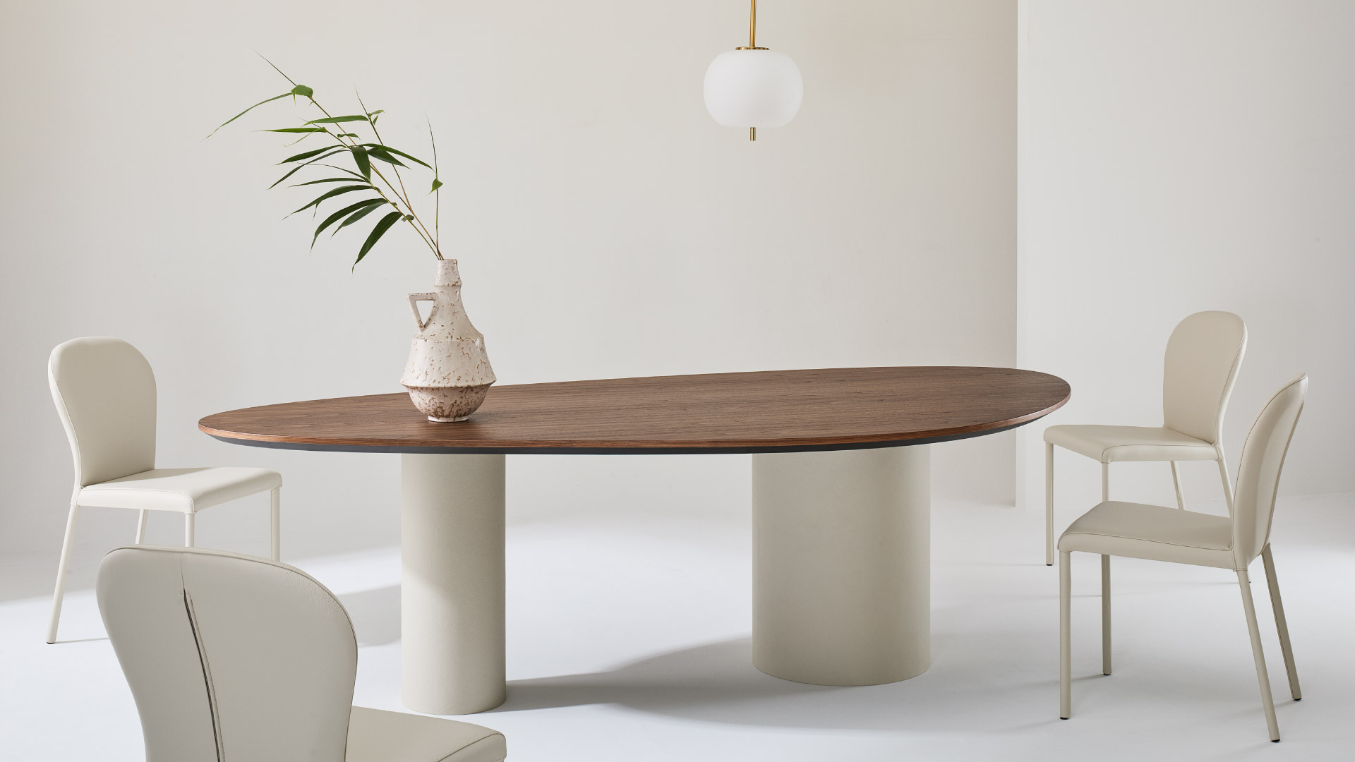 Tavolo Lithos Julia Italia con piano organico in legno in ambiente contemporaneo