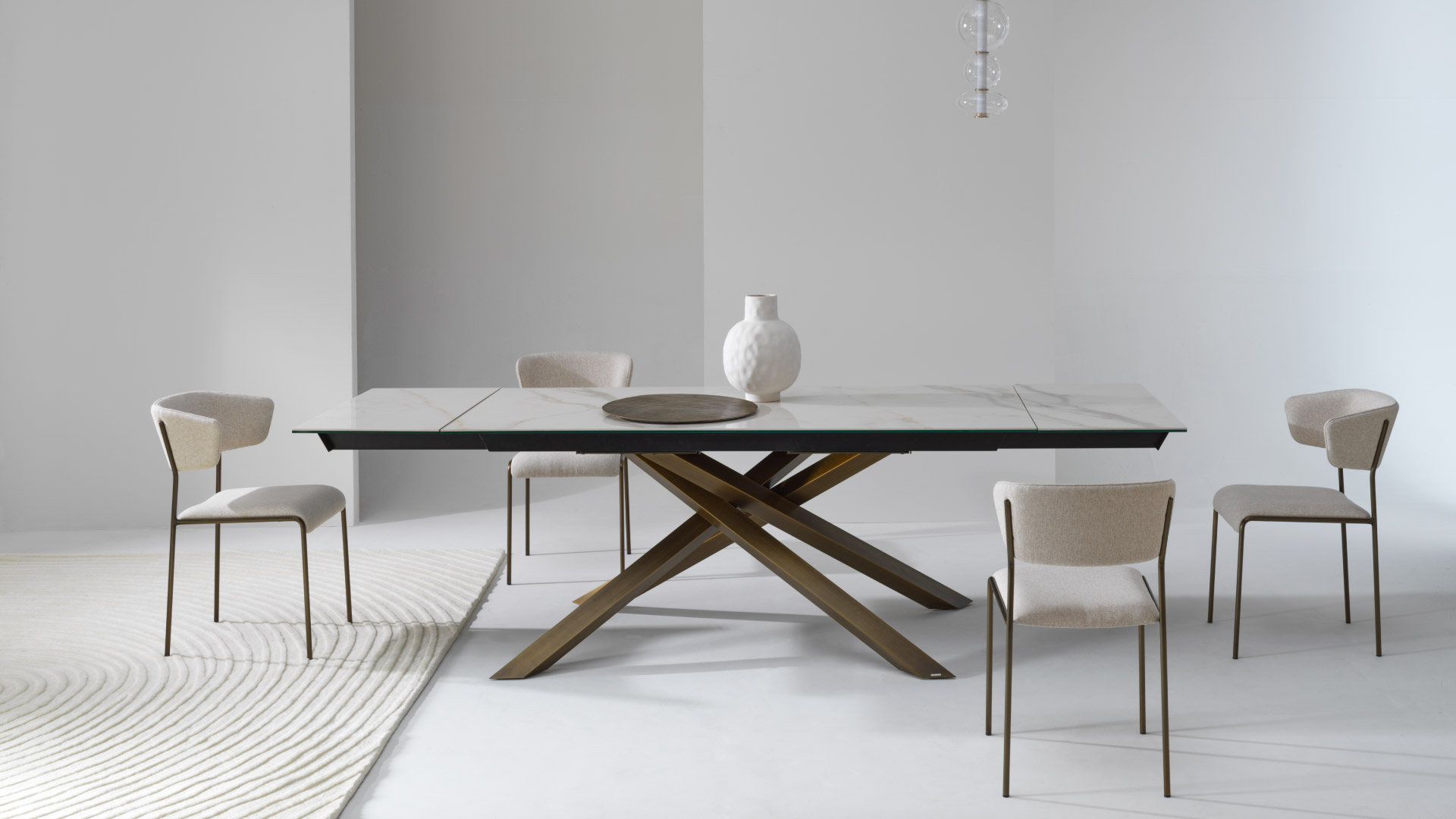 Tavolo di design Mikado Julia Italia in ambiente dining contemporaneo