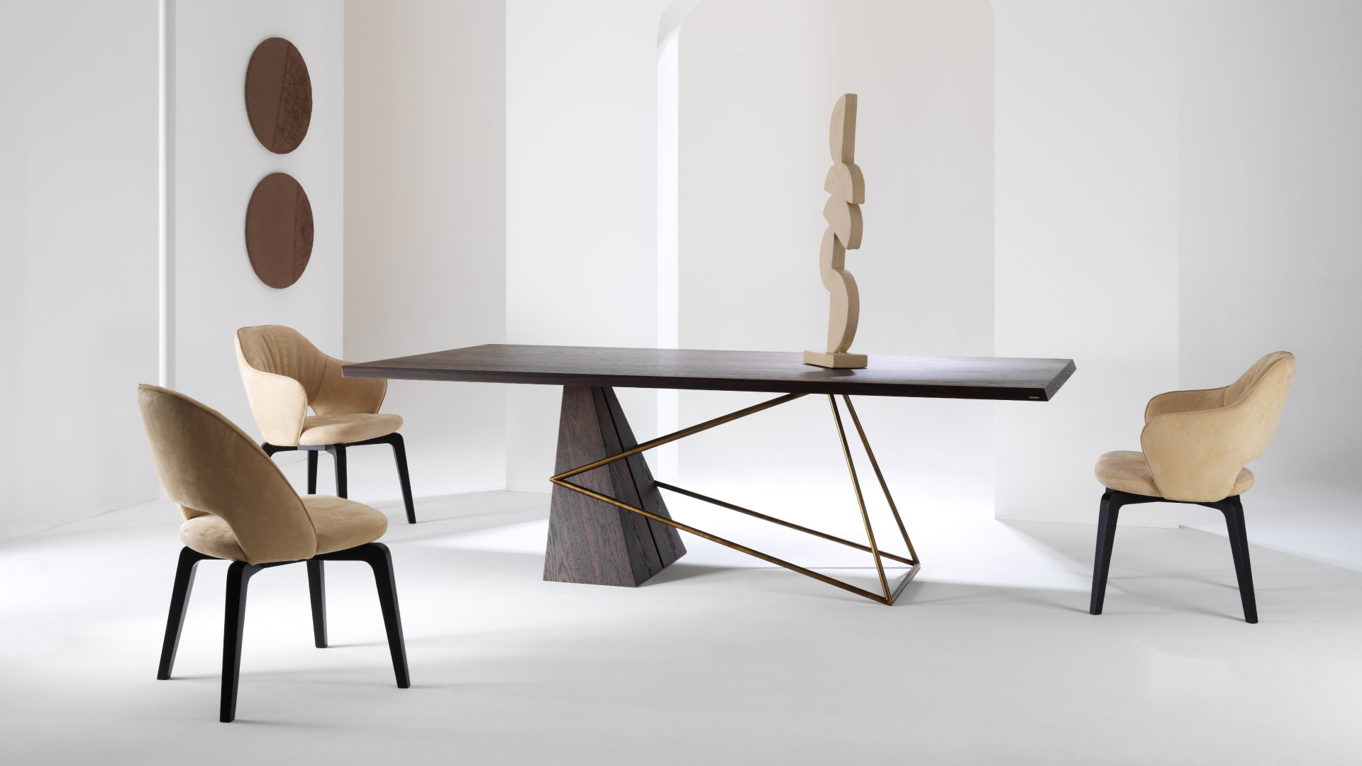 Noemi, sedia di design Julia Italia in diverse versioni con e senza braccioli, base in metallo e legno, rivestimenti in tessuto e pelle